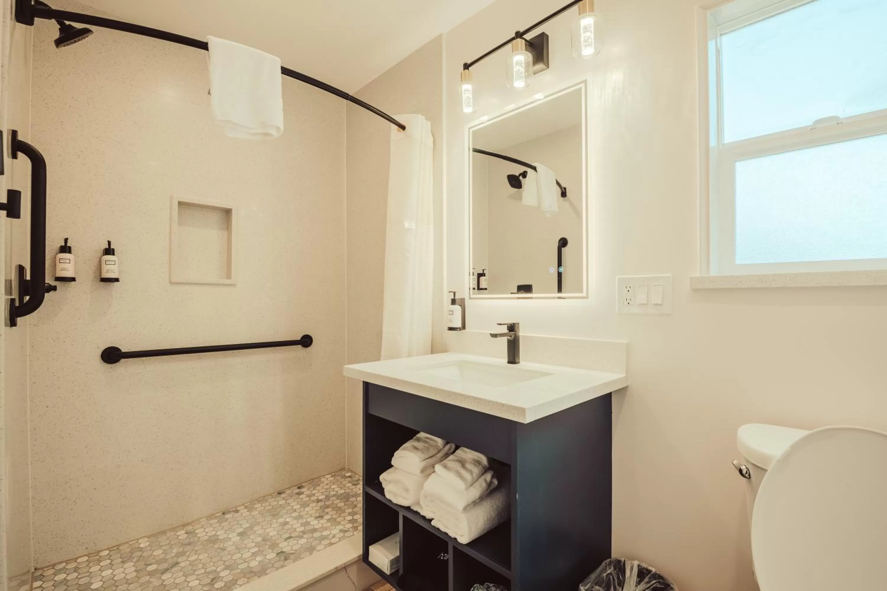 Shower in Blufftop Inn & Suites - Wharf/Restaurant District