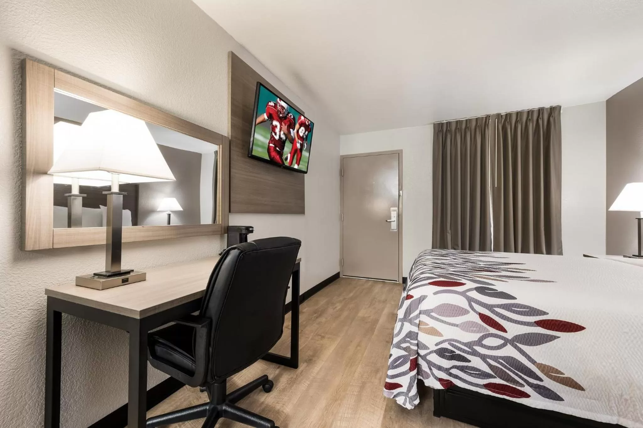 Photo of the whole room, Bed in Red Roof Inn Birmingham South