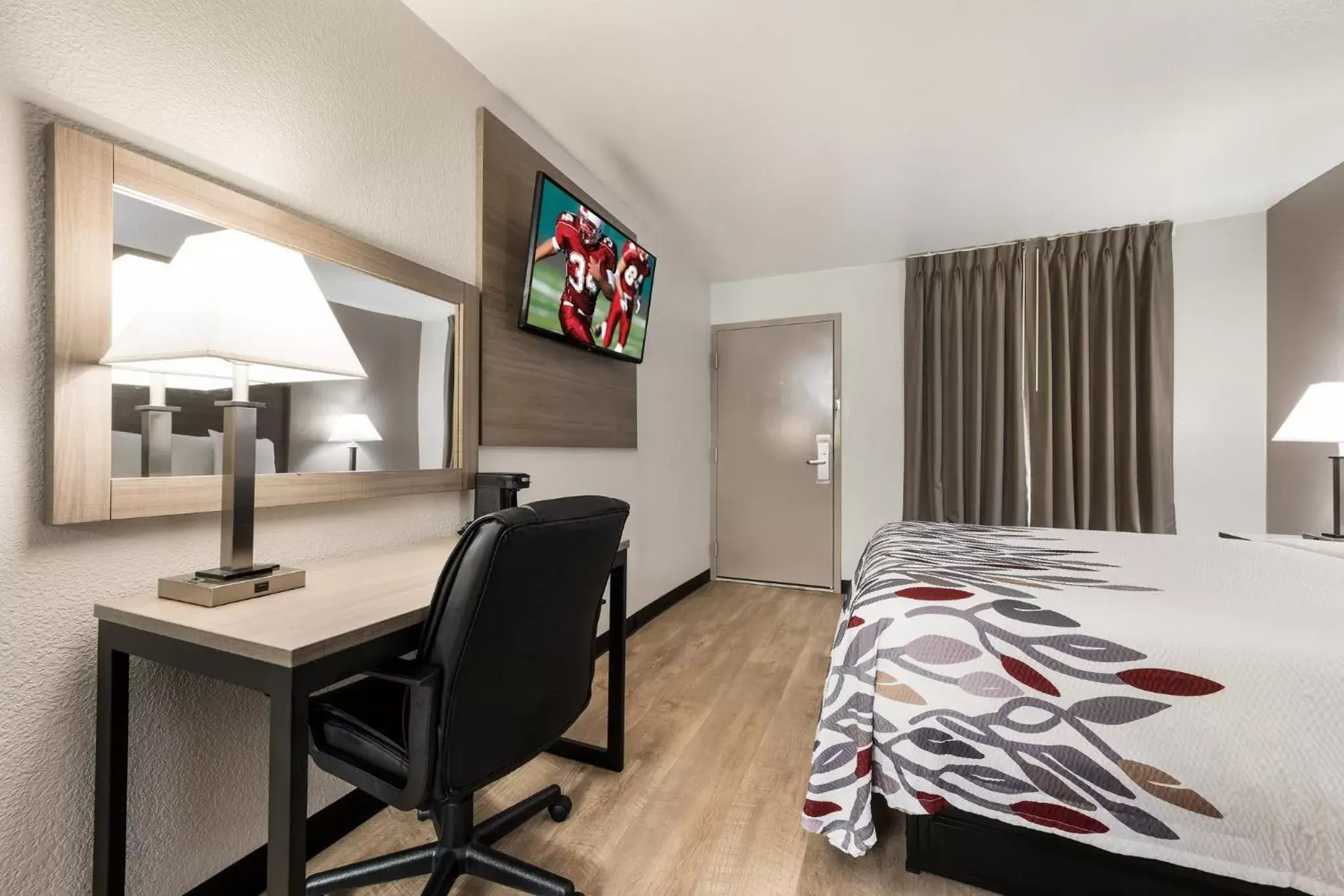 Renovated Deluxe Room with One Double Bed Disability Access Non-Smoking in Red Roof Inn Birmingham South Renovated Deluxe Room with One Double Bed Disability Access Non-Smoking in Red Roof Inn Birmingham South