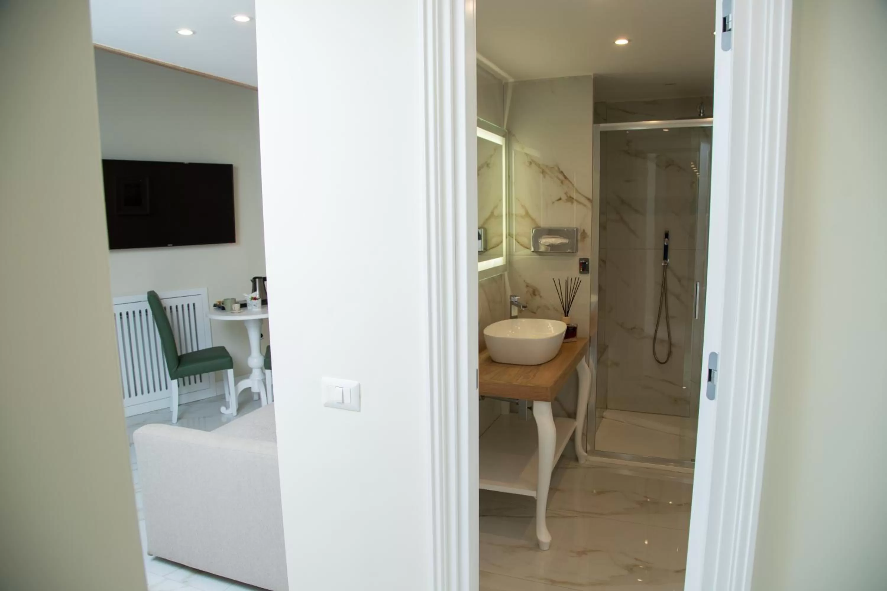 Shower, Bathroom in Gentile Suite