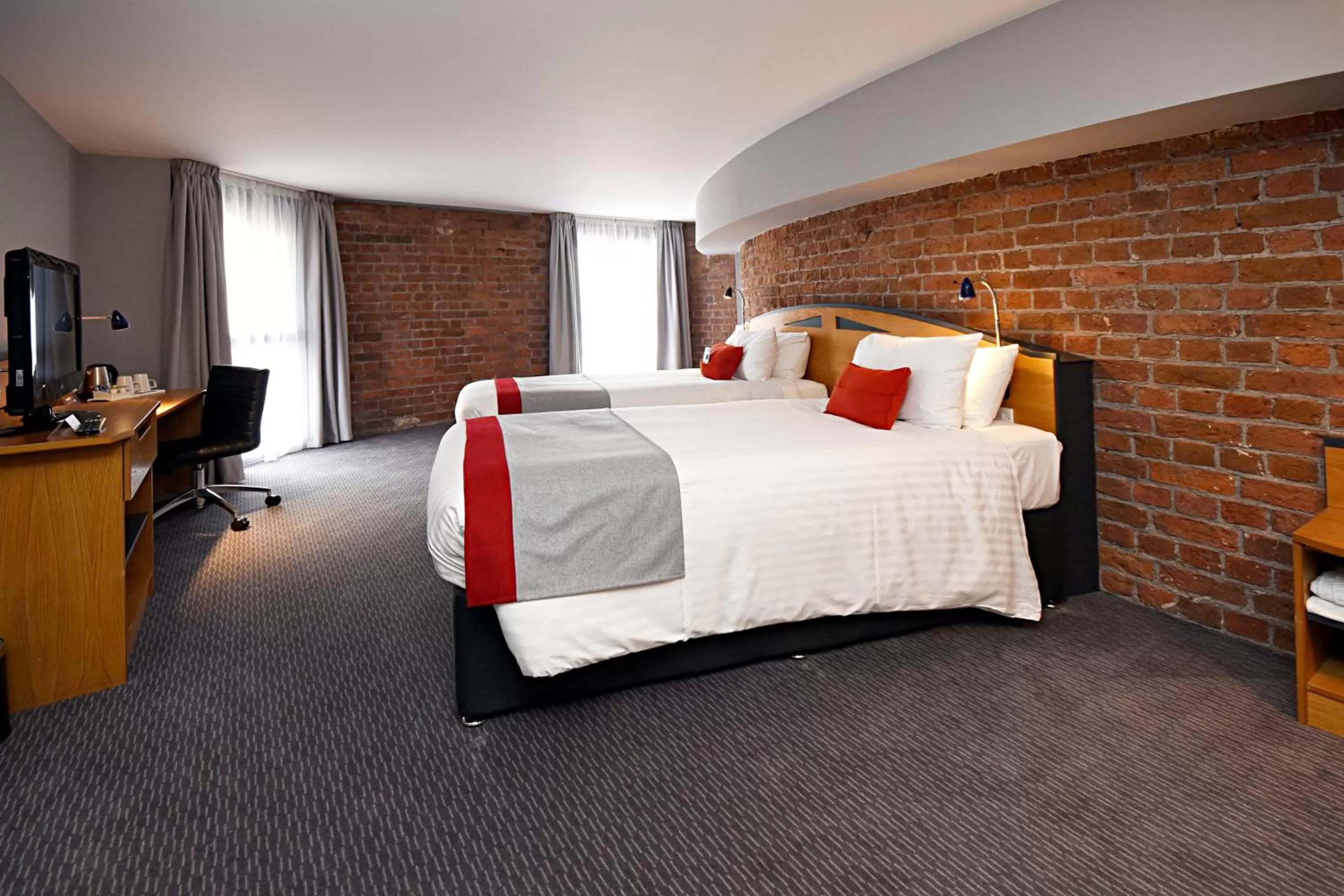 Photo of the whole room, Bed in Holiday Inn Express Liverpool-Albert Dock by IHG