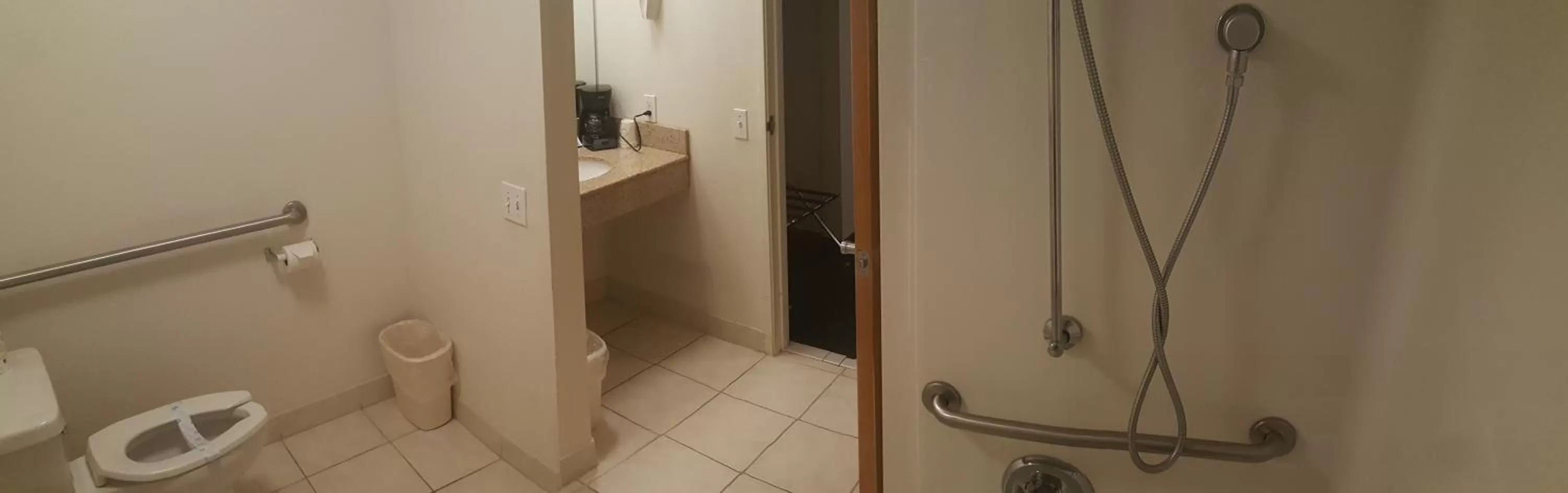 Shower in Express Inn & Suites Eugene