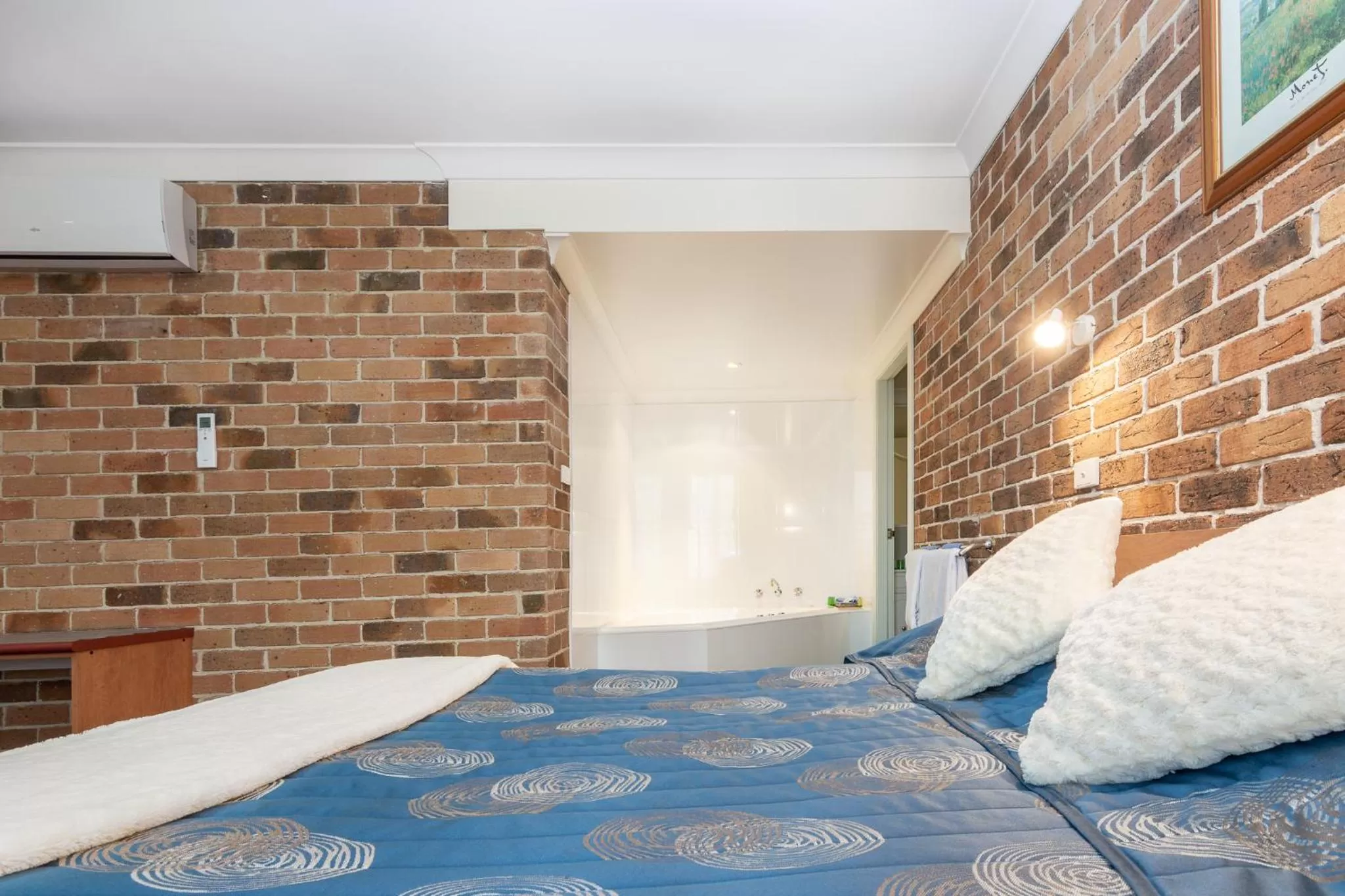 Bed in Cedar Lodge Motel