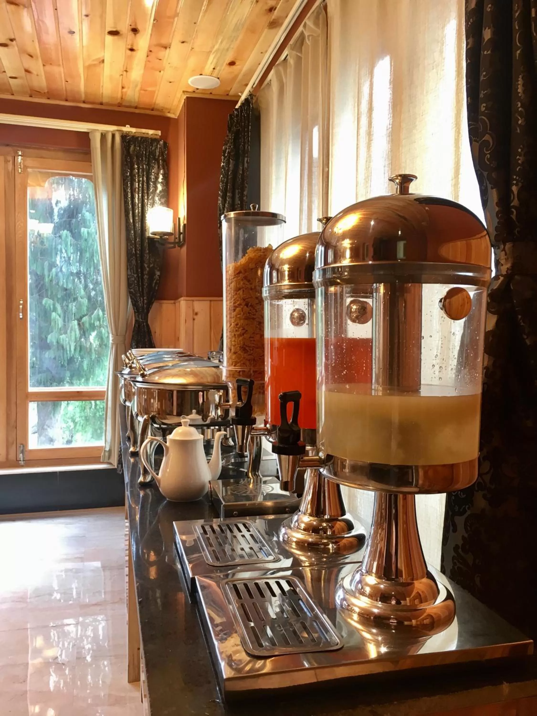 Restaurant/places to eat in Hotel Khamsum