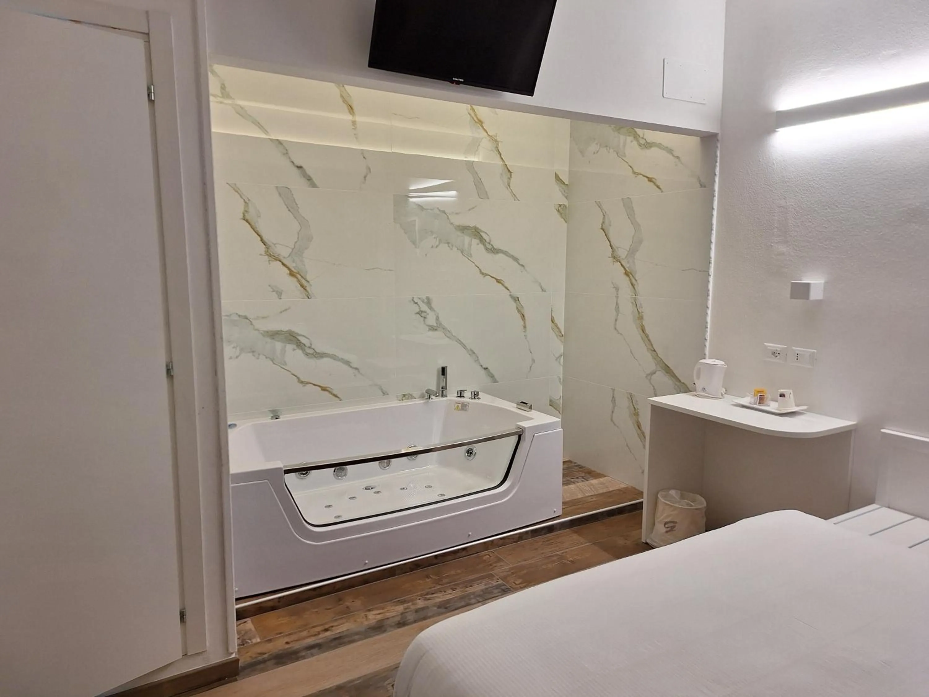 Hot Tub, Bed in Hotel Holiday- Alla Finestrella