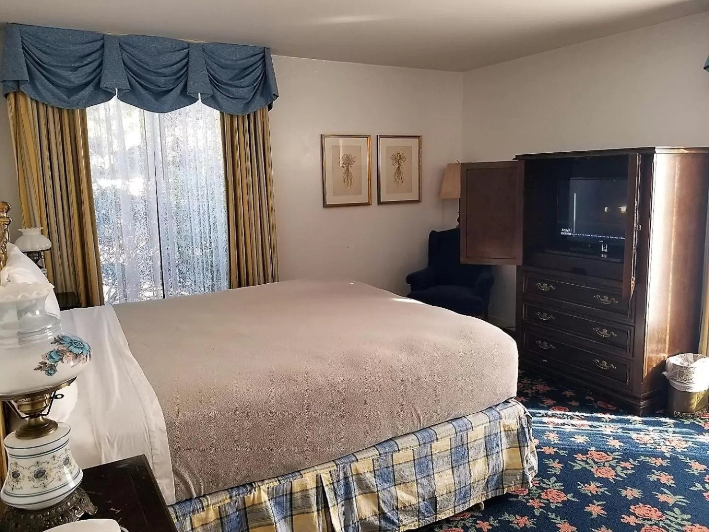 Bed in Hill House Inn