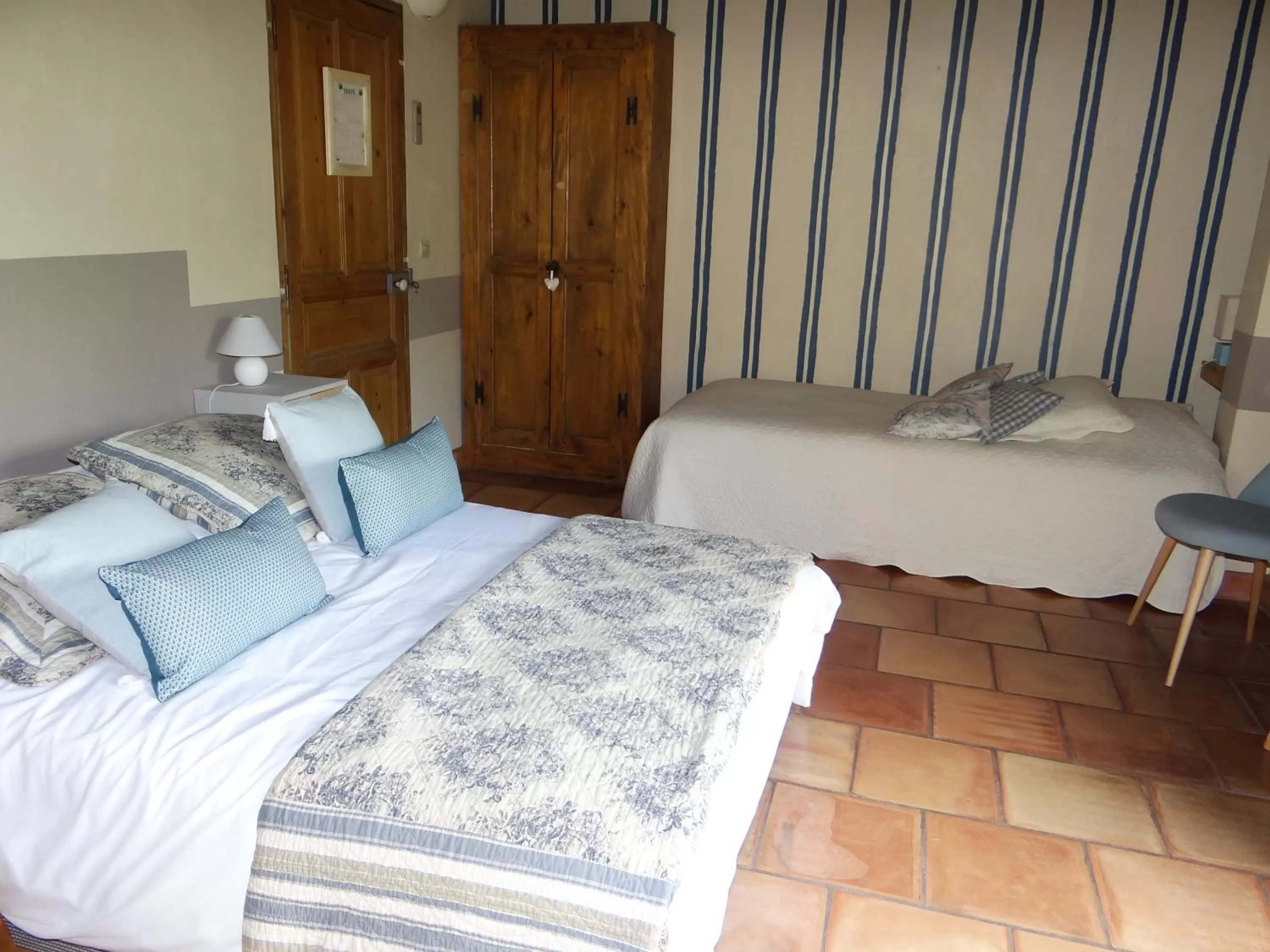 Photo of the whole room, Bed in Aux berges du pont du gard