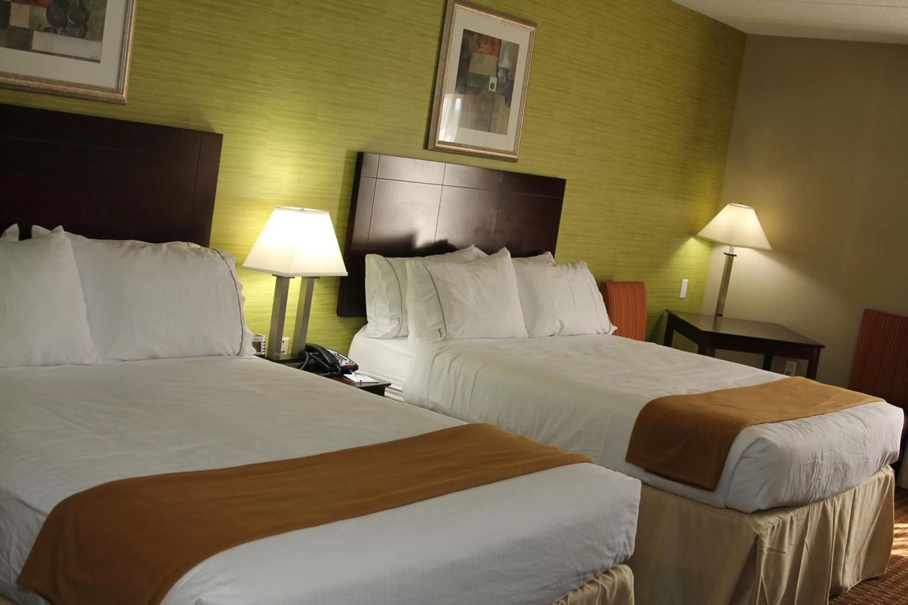 Bed in Holiday Inn Express Hotel & Suites Indianapolis W - Airport Area by IHG