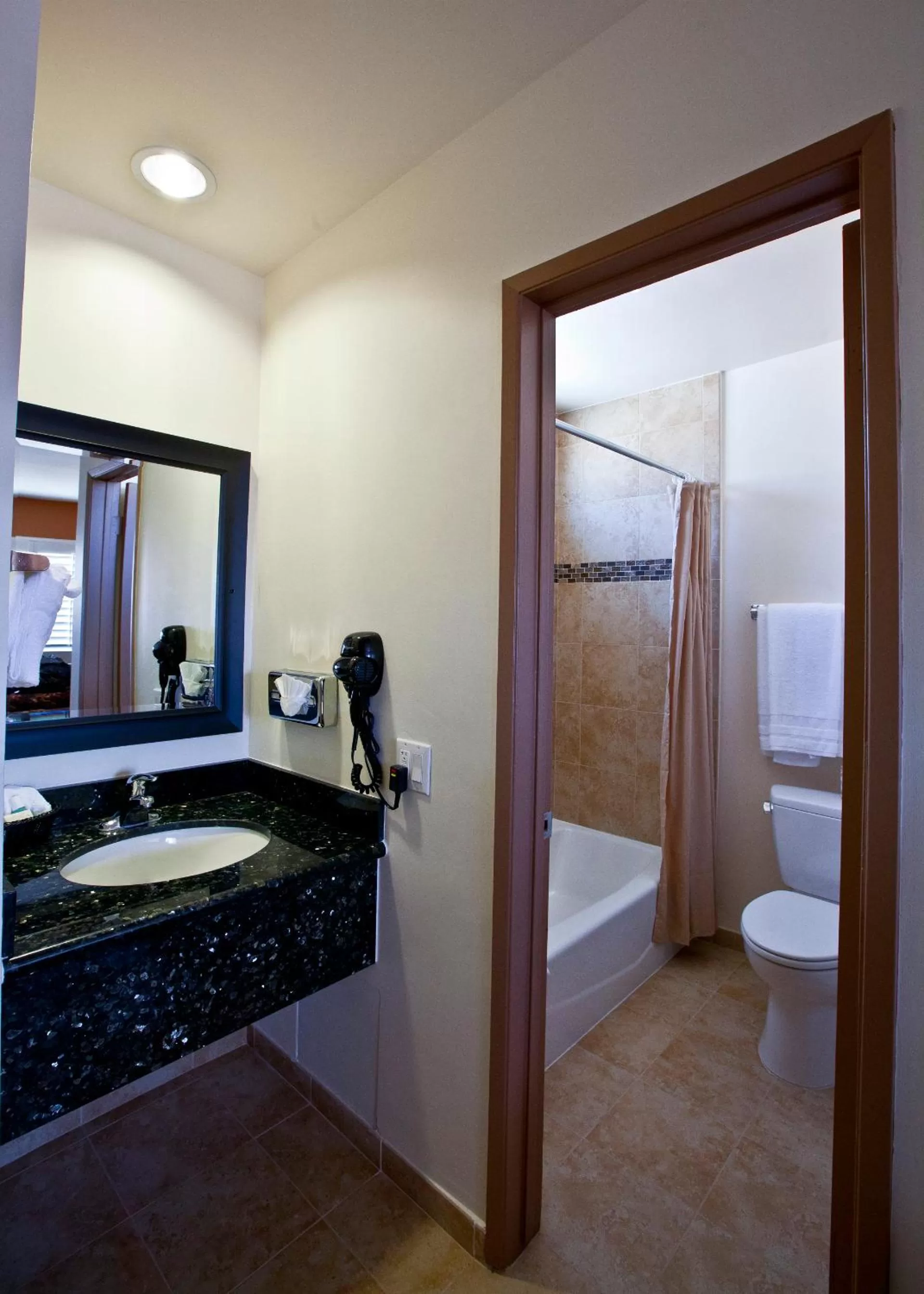 Shower, Bed in Dunes Inn - Sunset