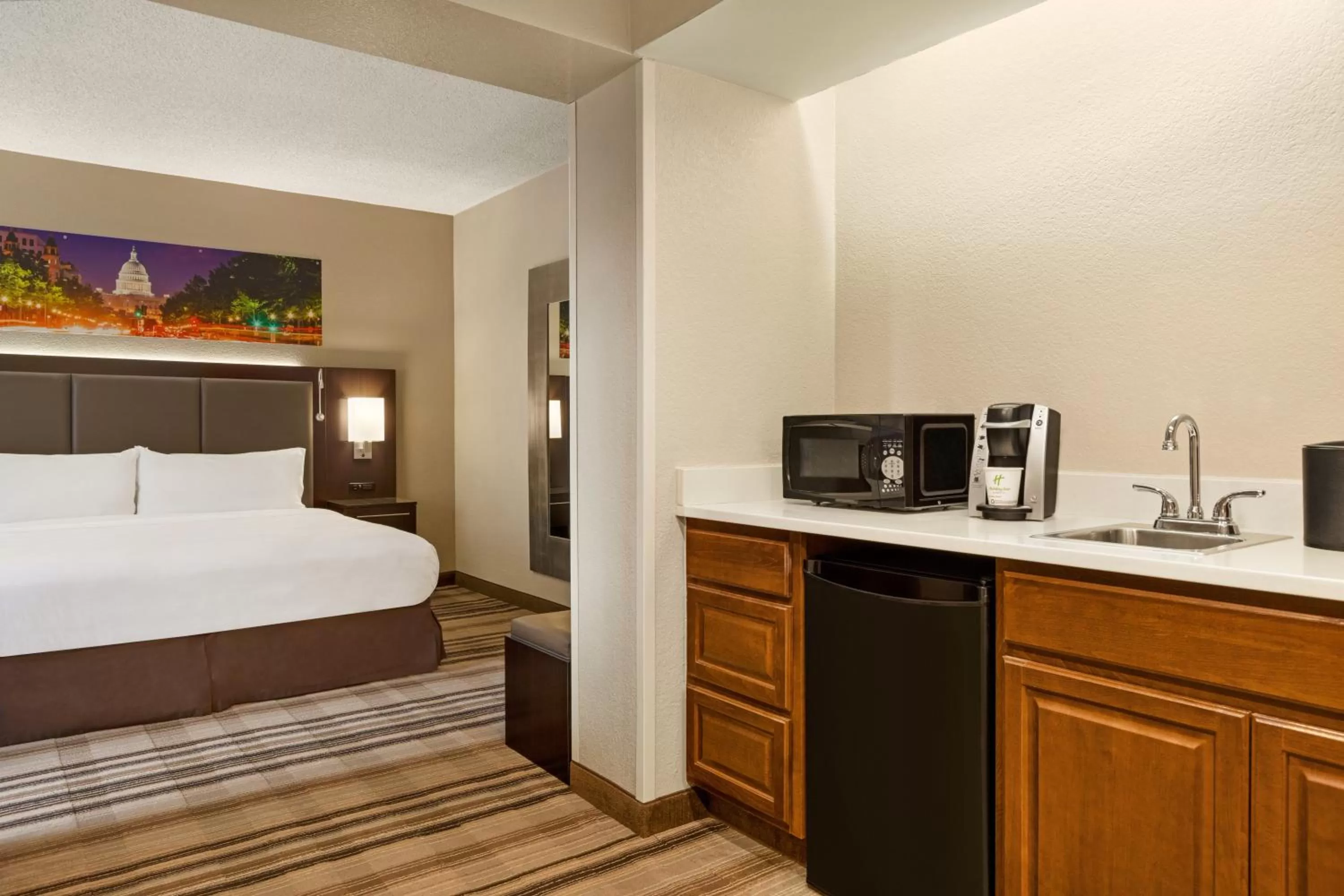 Photo of the whole room, Bed in Holiday Inn Washington-Dulles International Airport by IHG