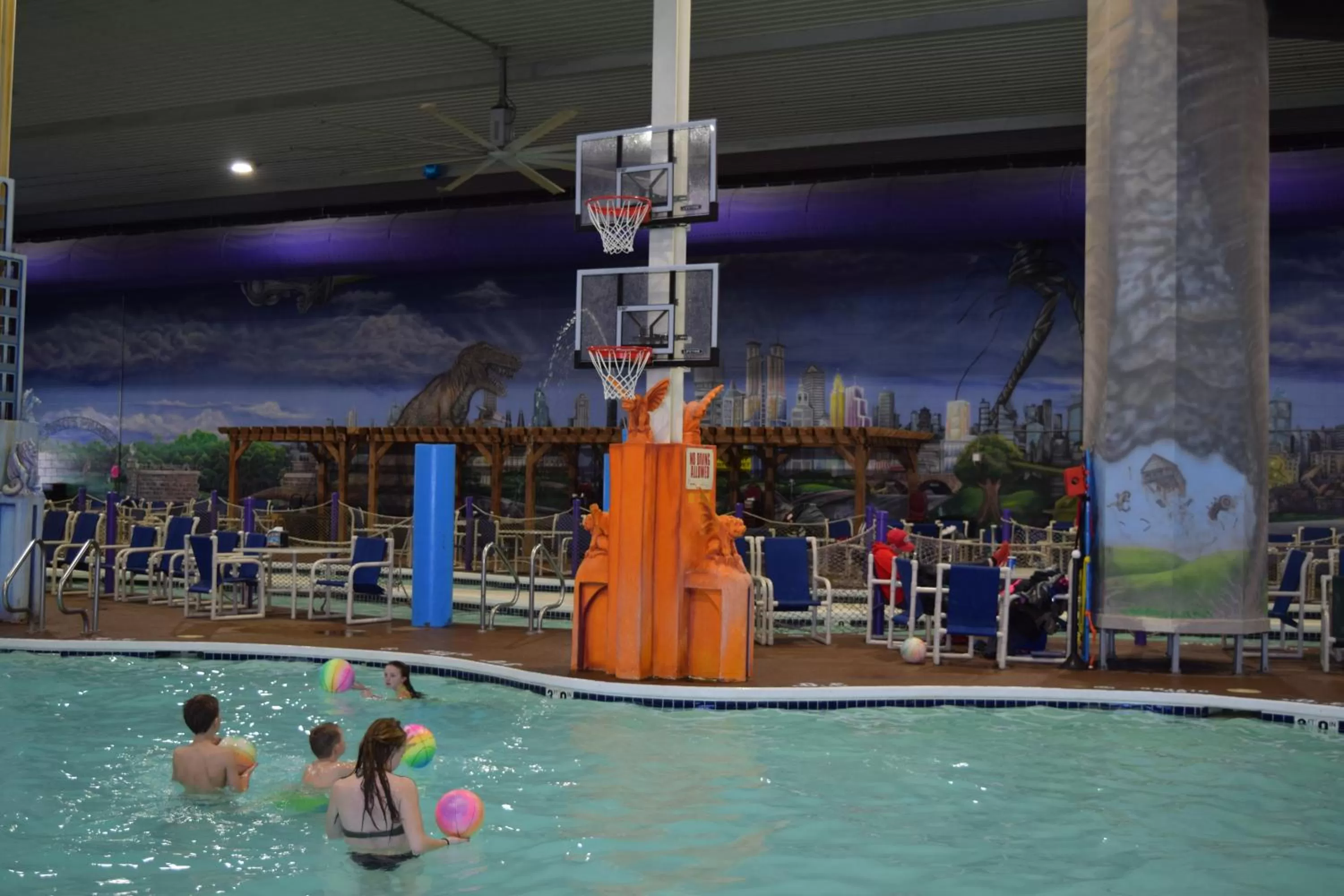 Swimming pool in Metropolis Resort - Eau Claire