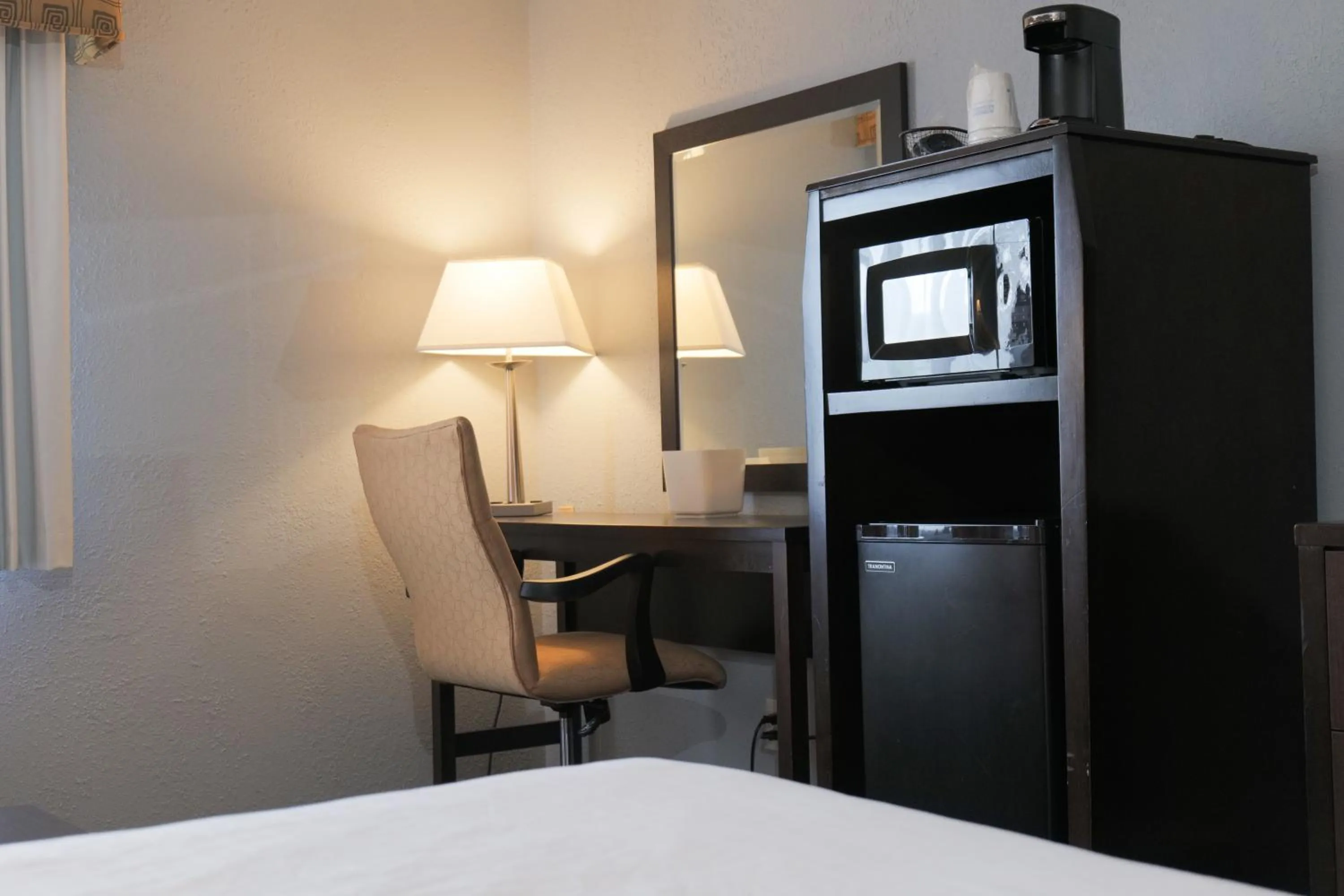 minibar, Bed in Baymont by Wyndham Flint Airport North