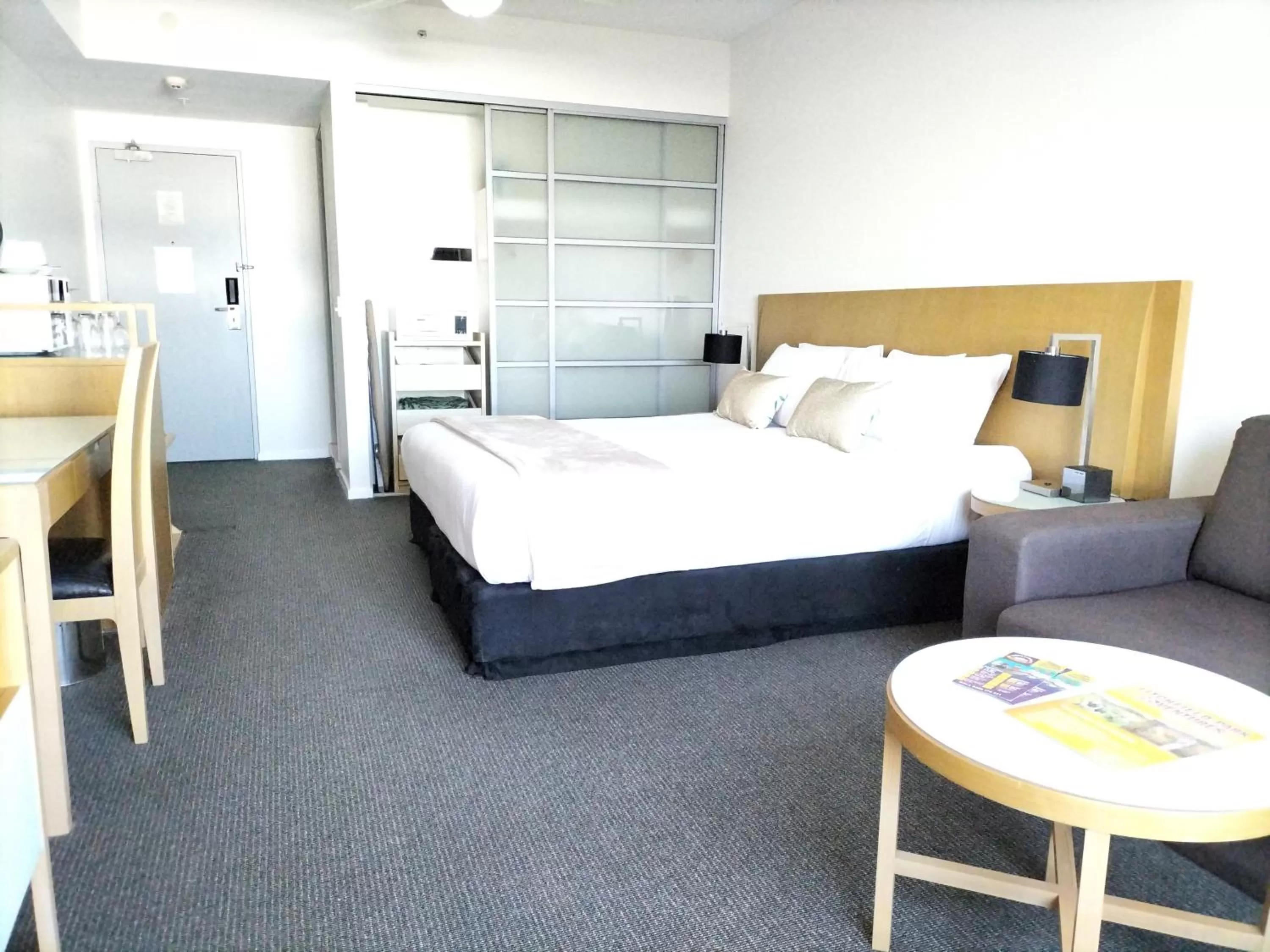 Photo of the whole room, Bed in Darwin Harbour Suites