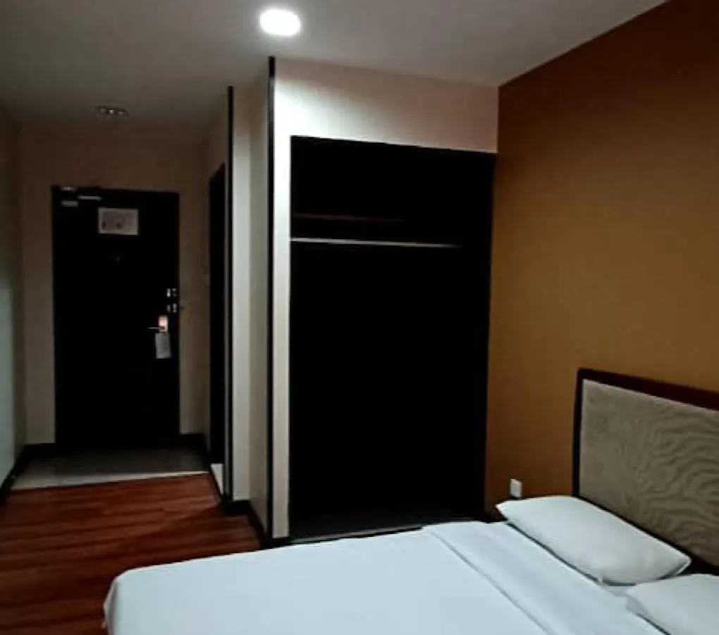 Bedroom, Bed in Hotel Sadong88