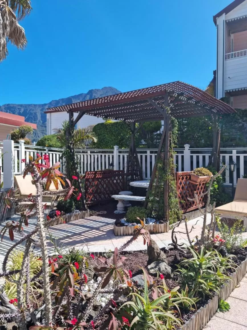 Garden, Property Building in Hotel Des Neiges