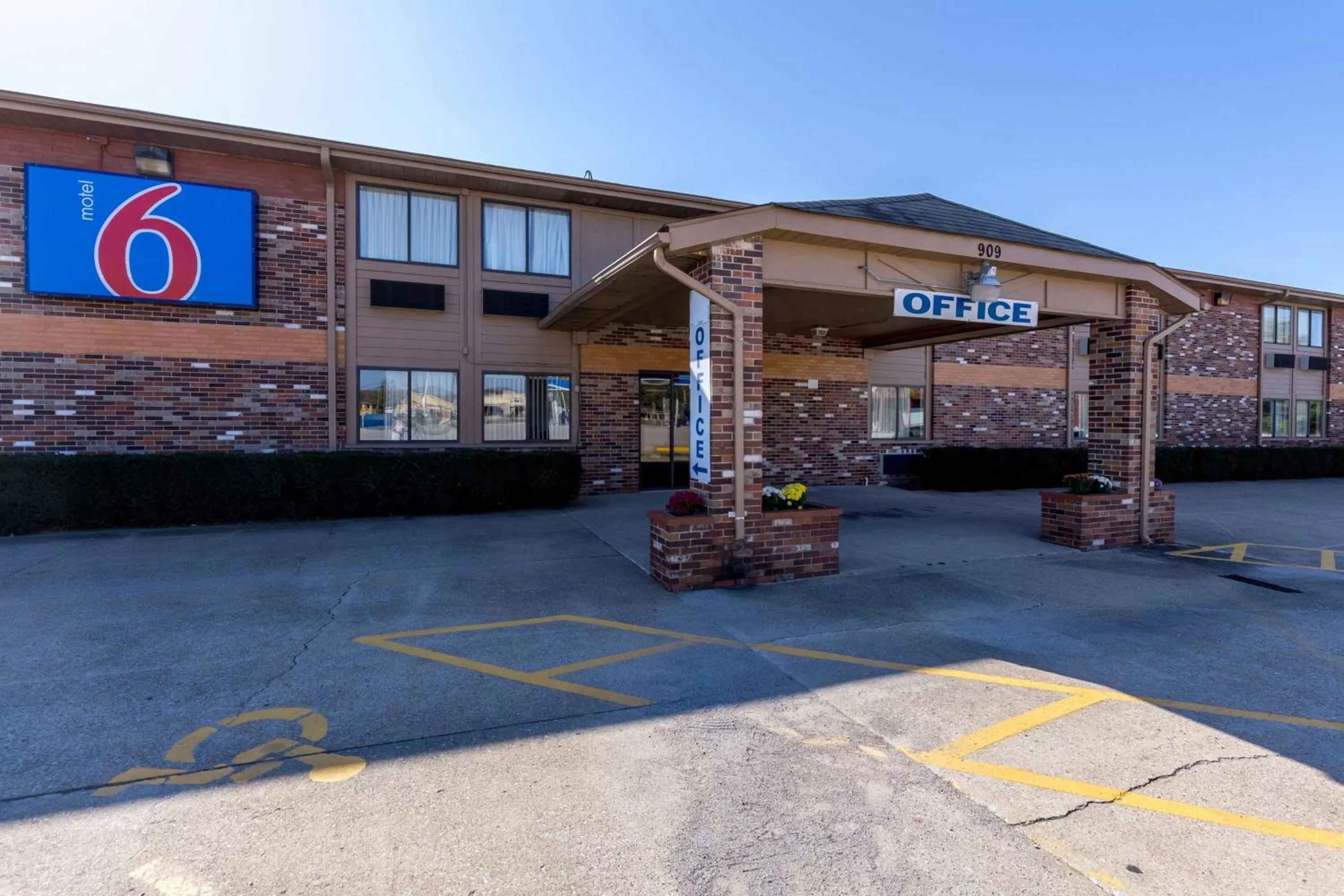 Property building in Motel 6-Troy, IL