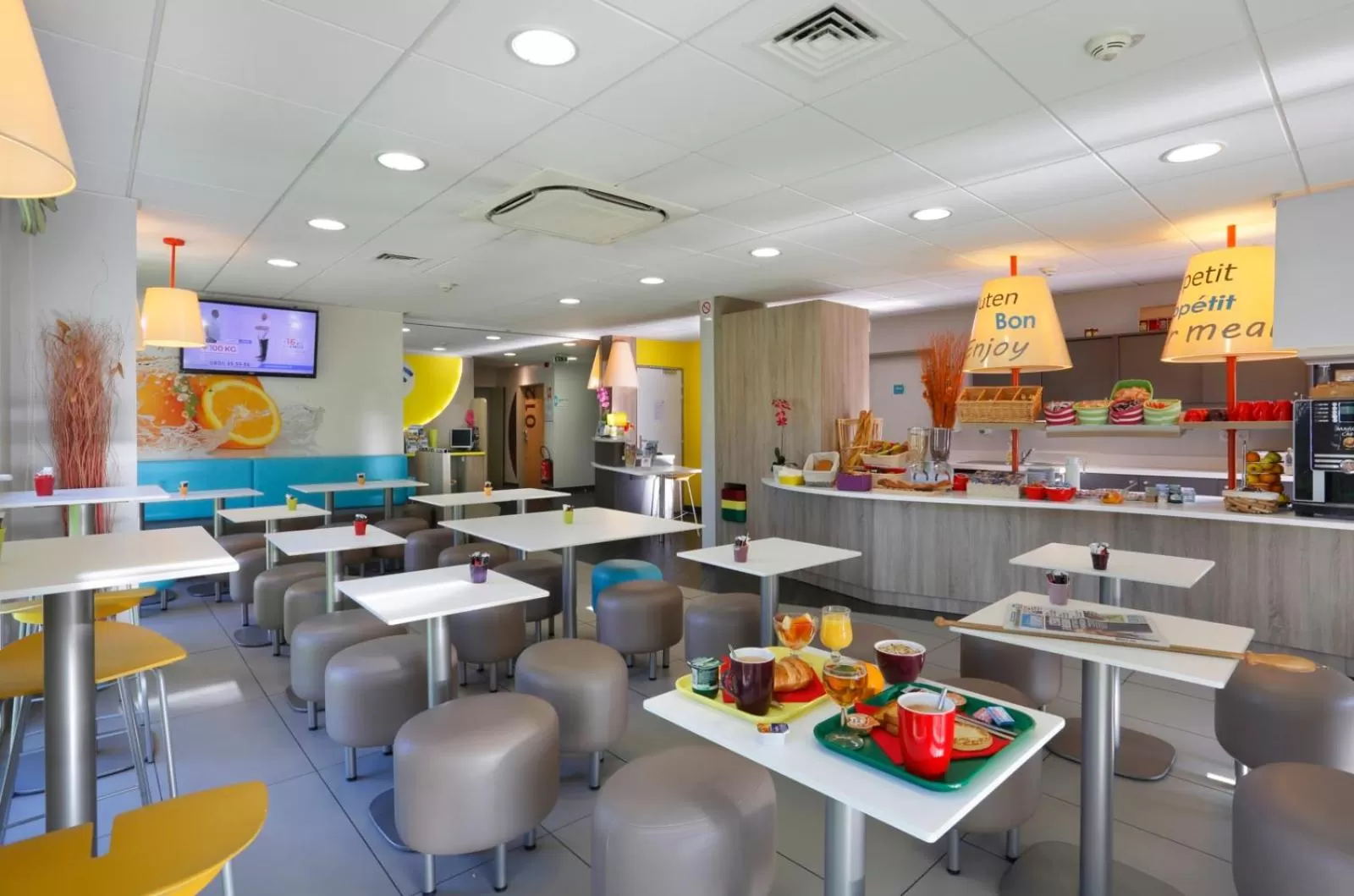 Dining area in First Inn Hotel Paris Sud Les Ulis