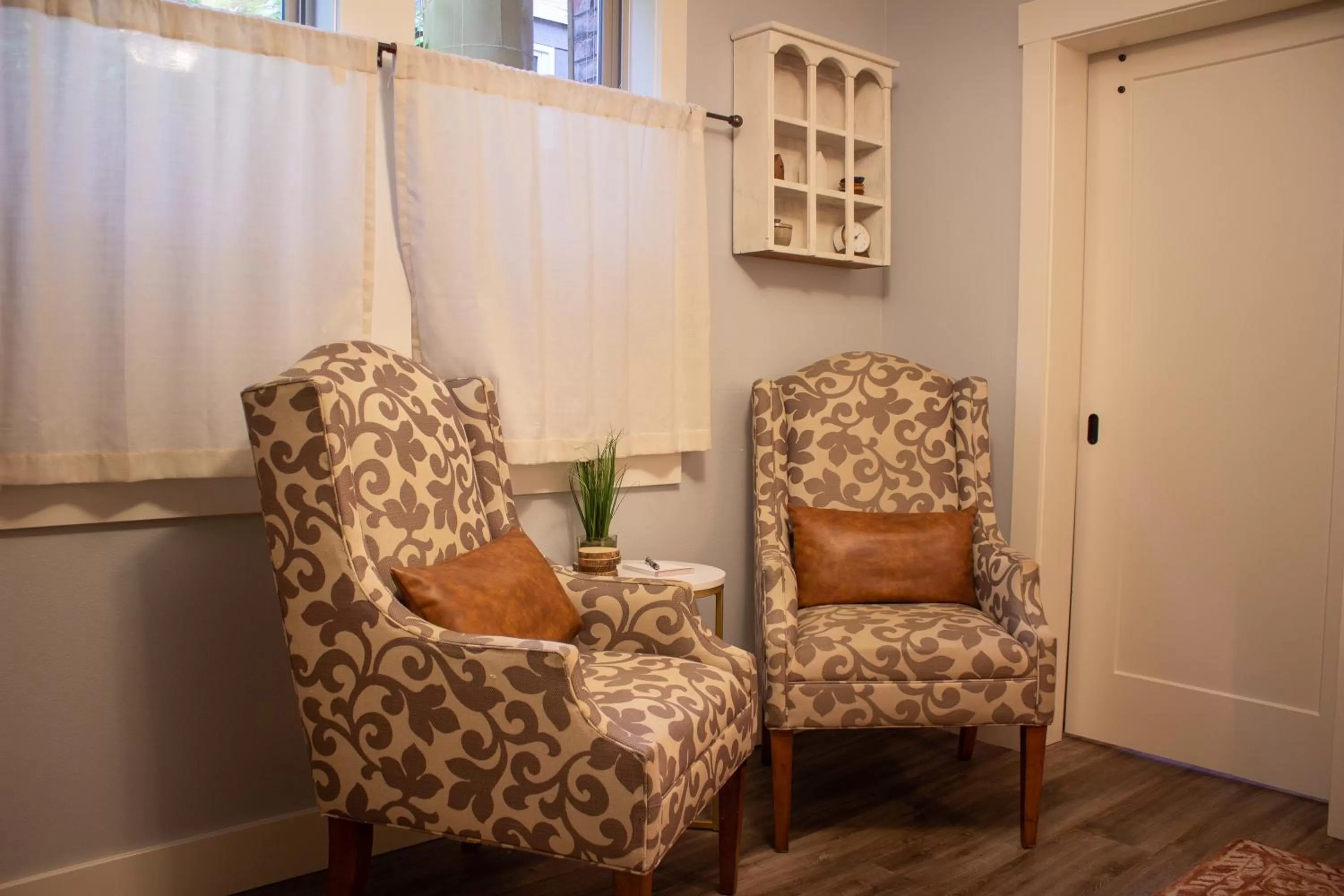 Living room, Seating Area in Douglas On Third