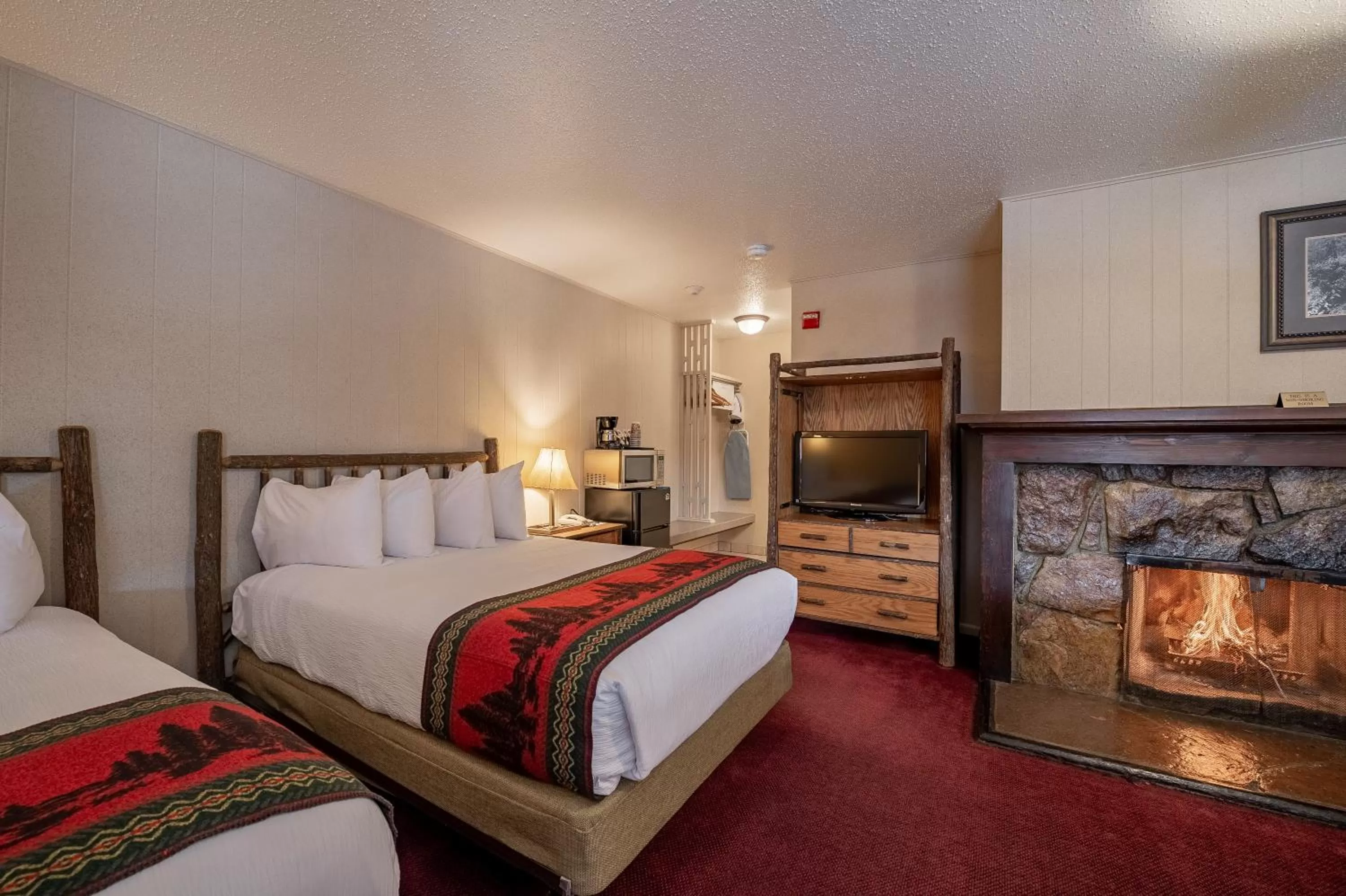 Photo of the whole room, Bed in Antler Inn
