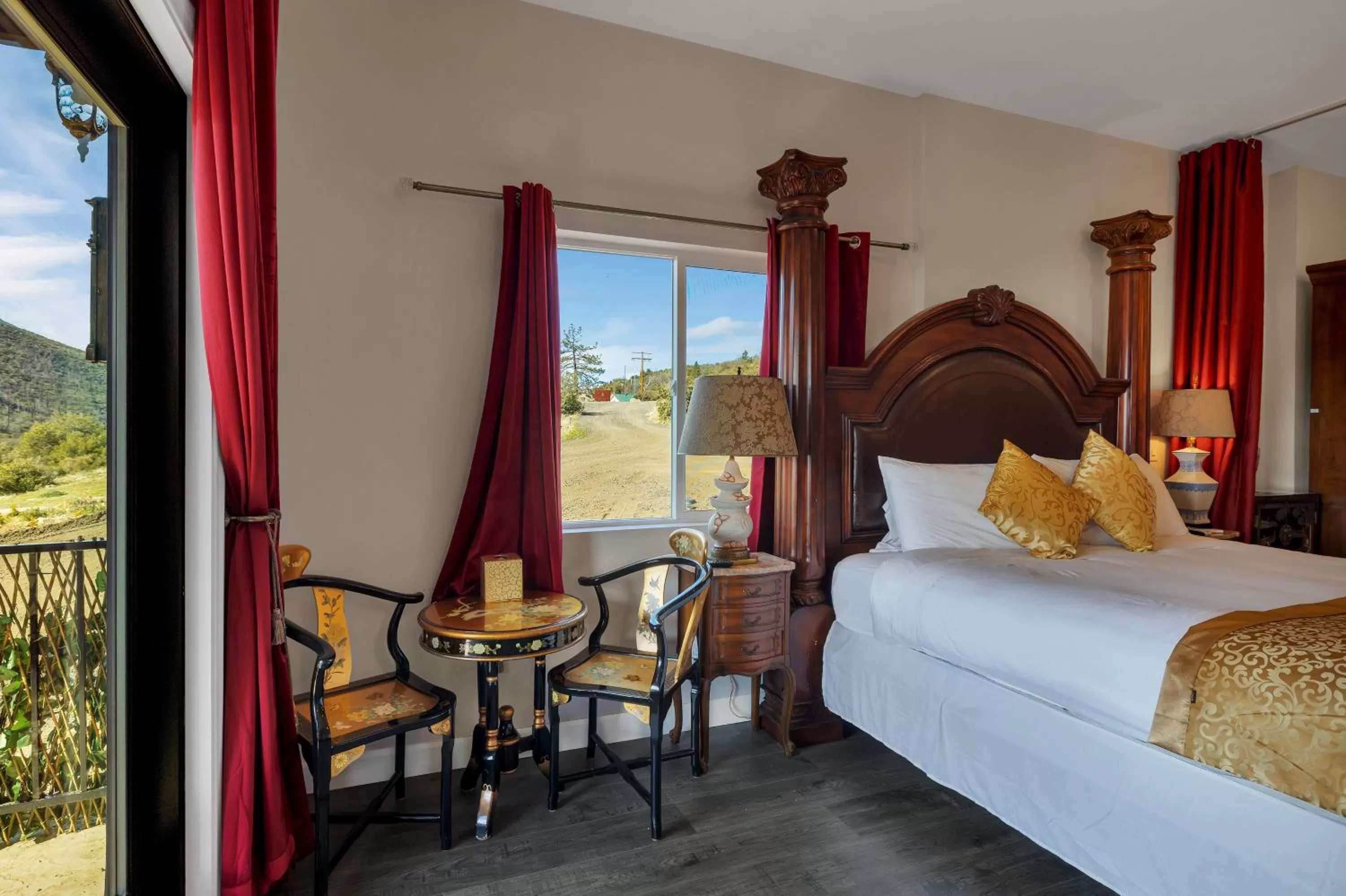 Bed in Quiet Mind Mountain Lodge, Retreat & Spa