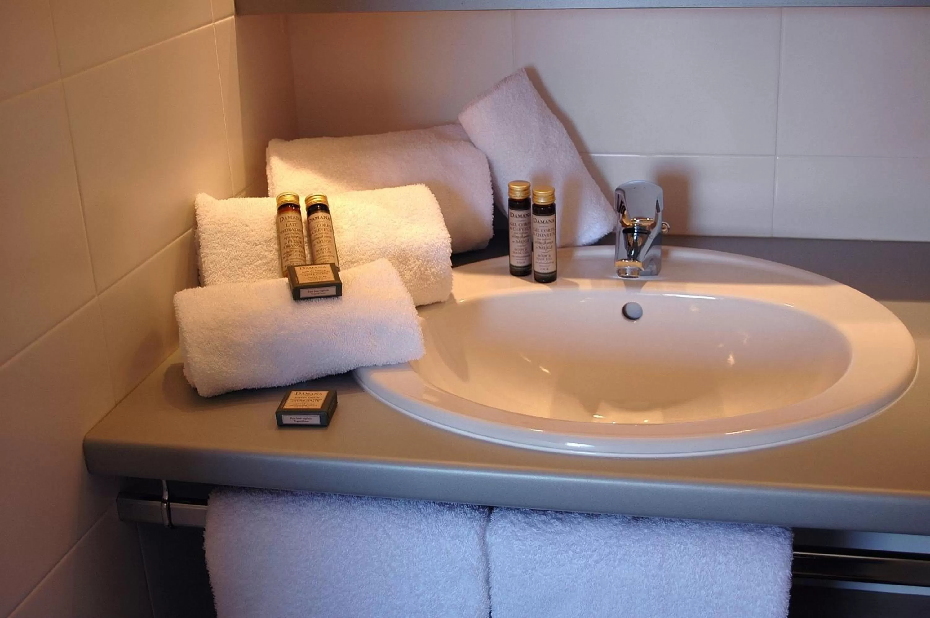 Bathroom, Bed in Résidence Hôtelière Natureva & Spa