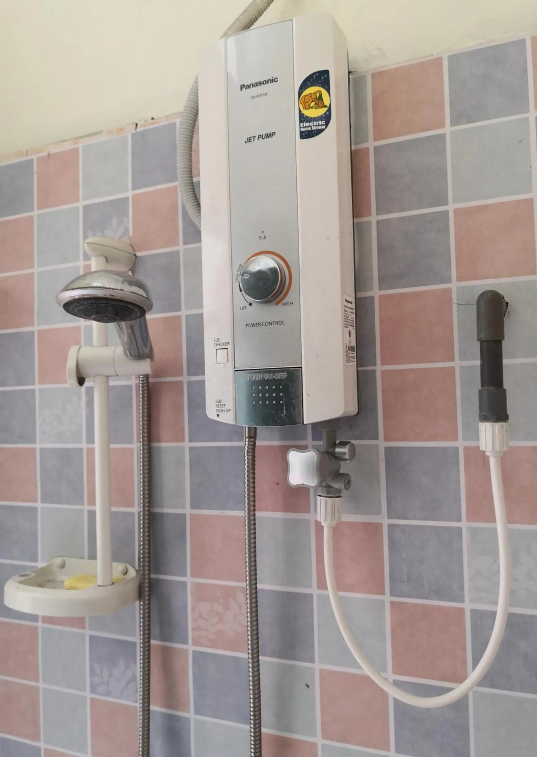 Shower in Akinabalu Youth Hostel