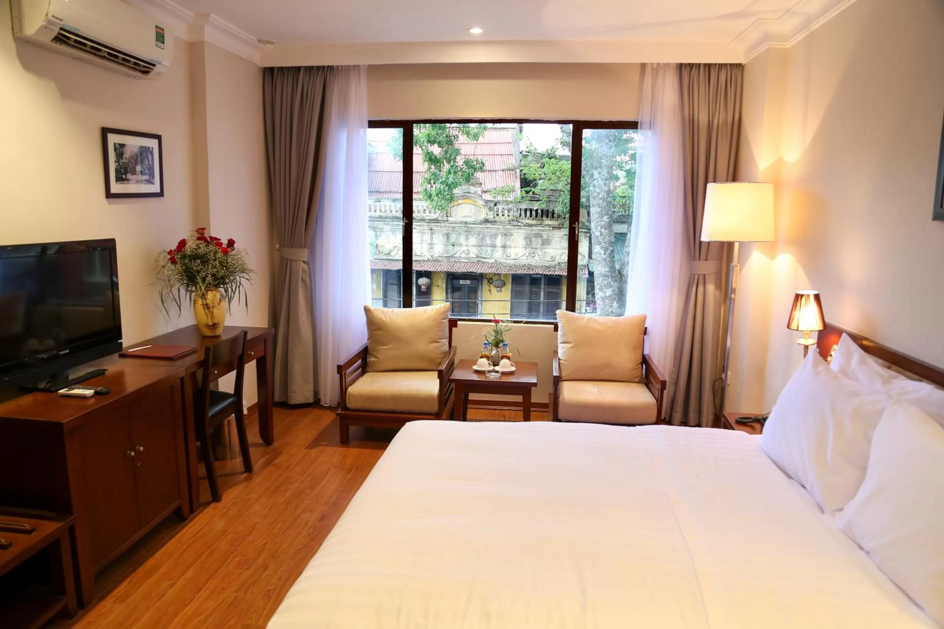 Photo of the whole room, Bed in Mon Regency Hotel