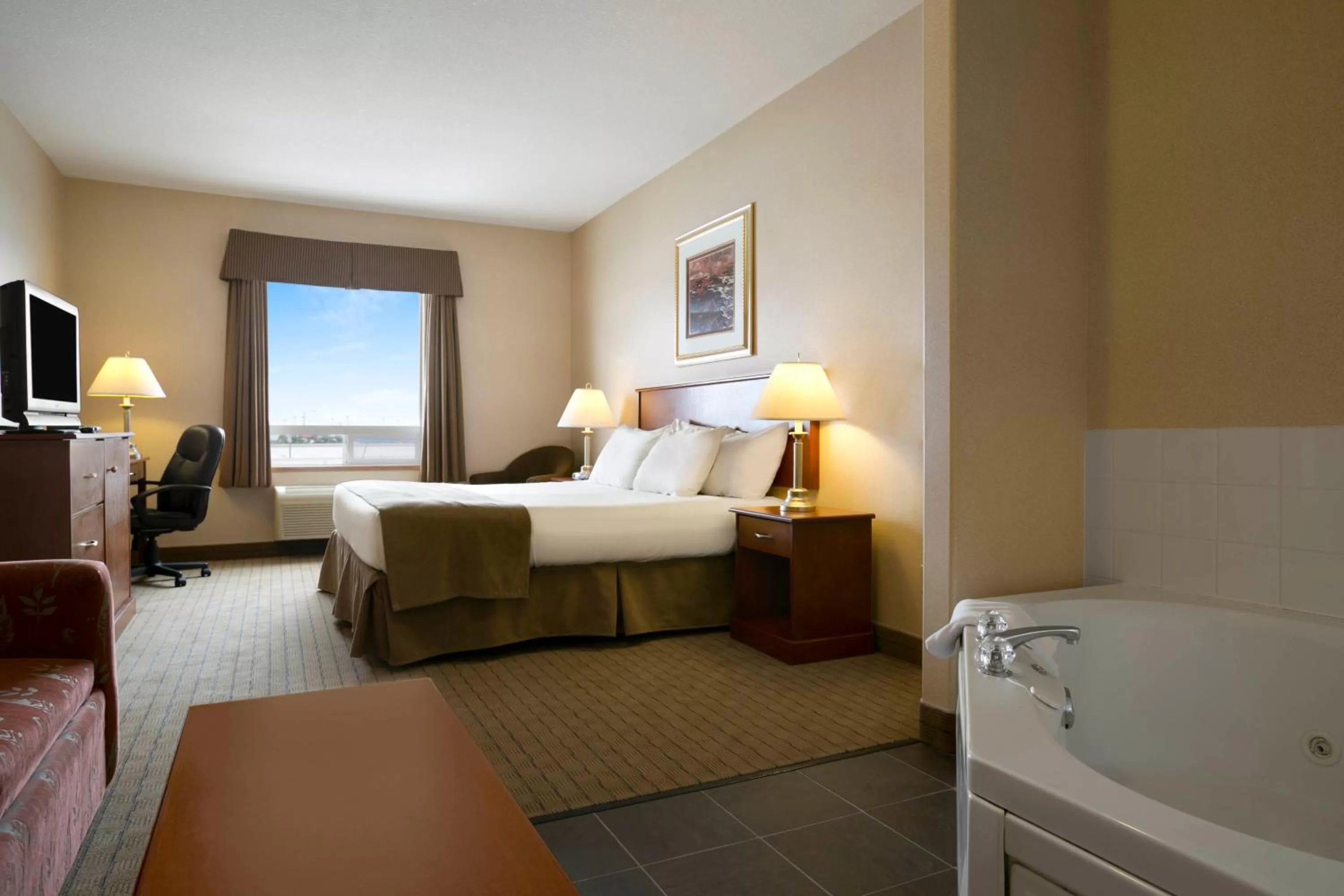 Photo of the whole room, Bed in Days Inn by Wyndham Moose Jaw