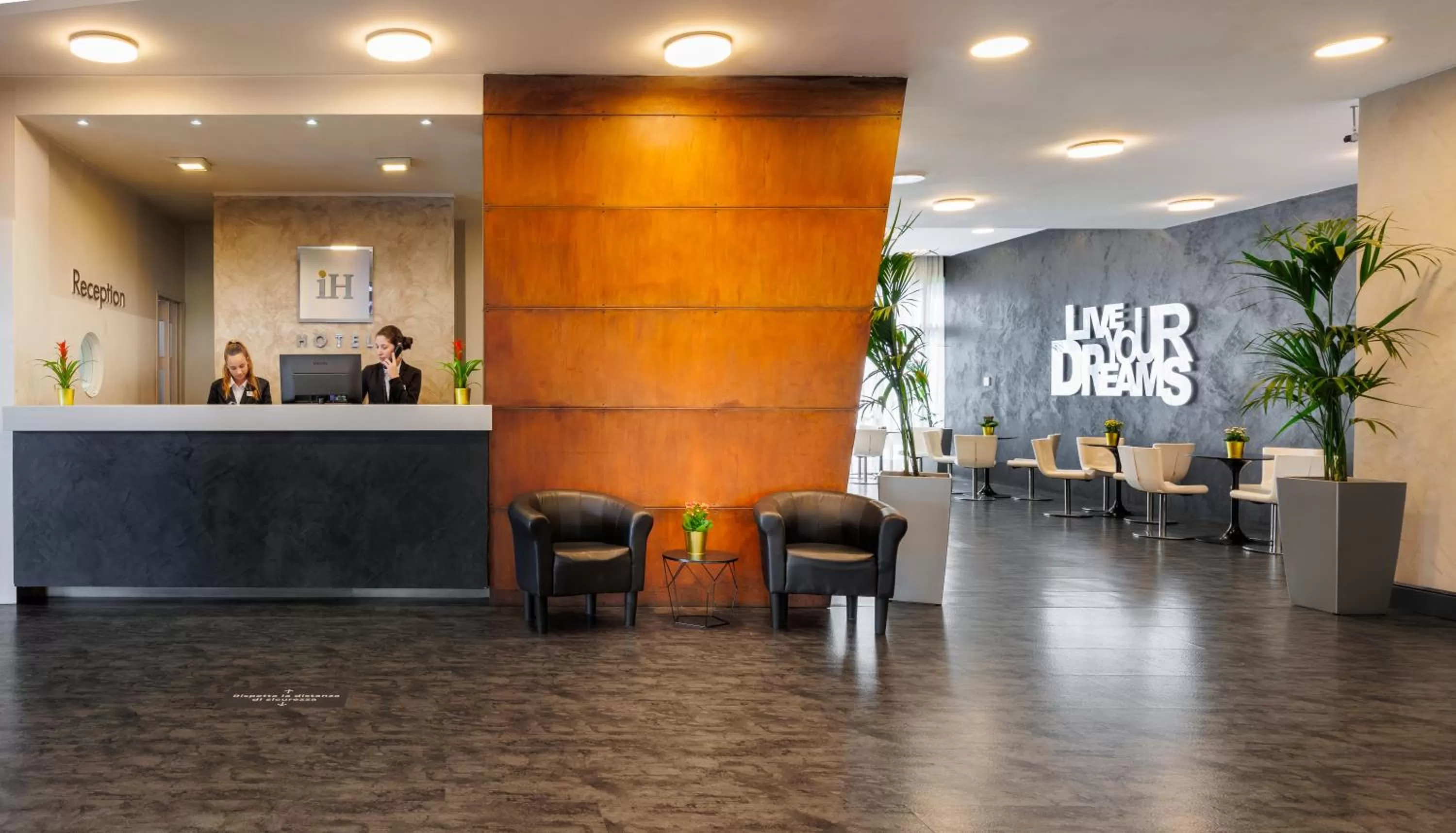 Lobby or reception in iH Hotels Milano Lorenteggio