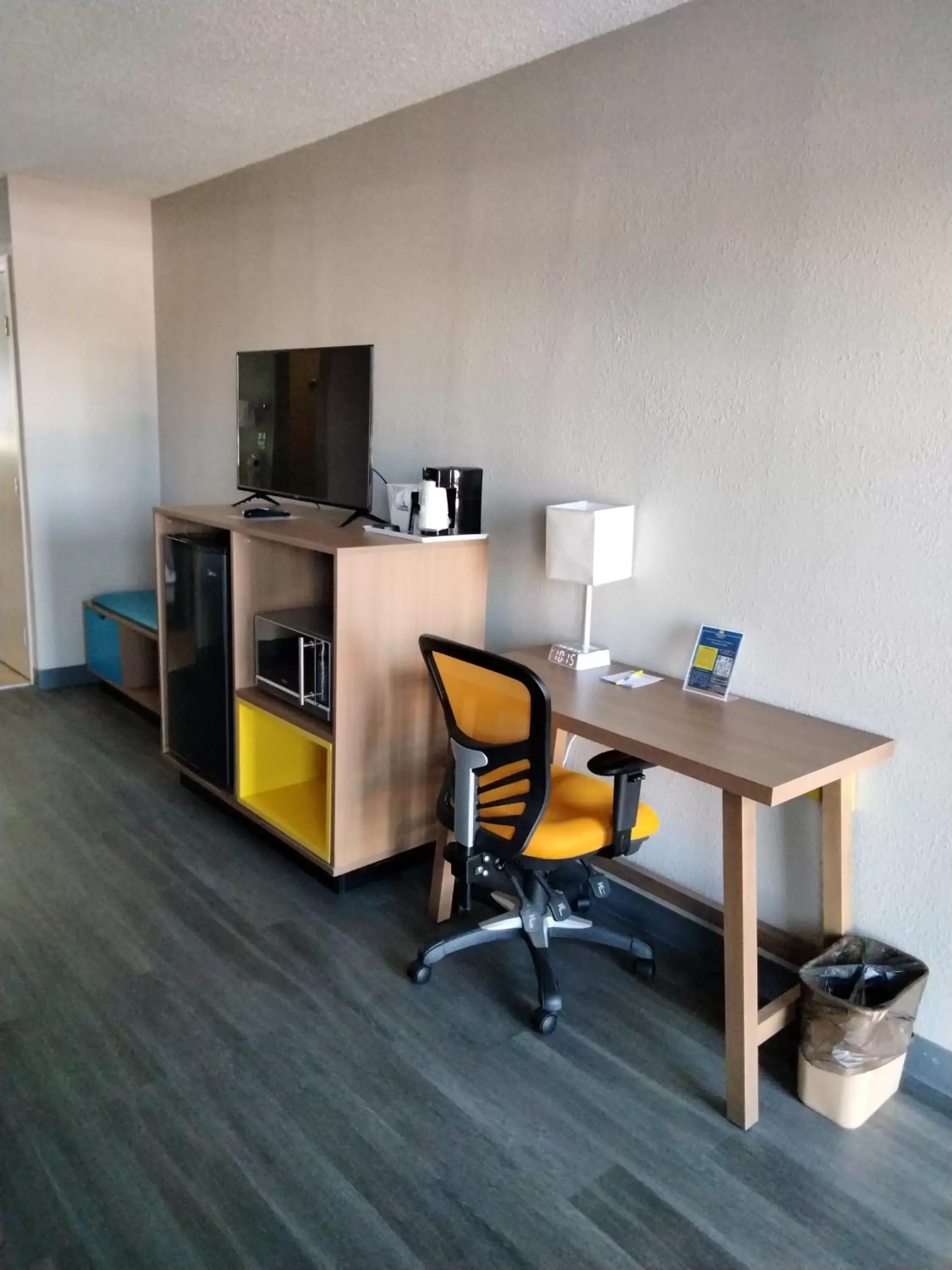 One-Bedroom King Suite - Non-Smoking in Days Inn & Suites by Wyndham Albuquerque North One-Bedroom King Suite - Non-Smoking in Days Inn & Suites by Wyndham Albuquerque North