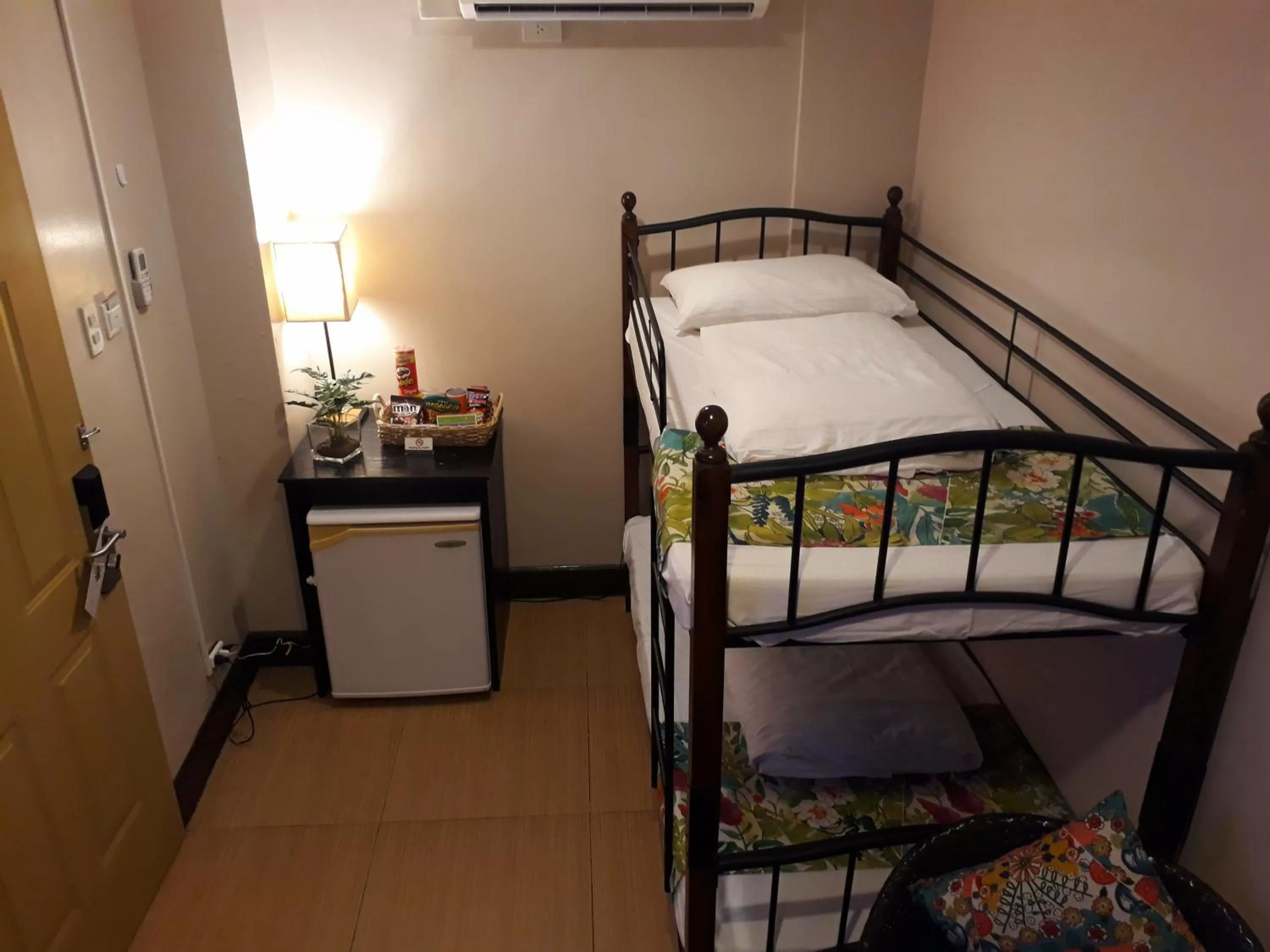 bunk bed, Bed in Hotel Kimberly Tagaytay