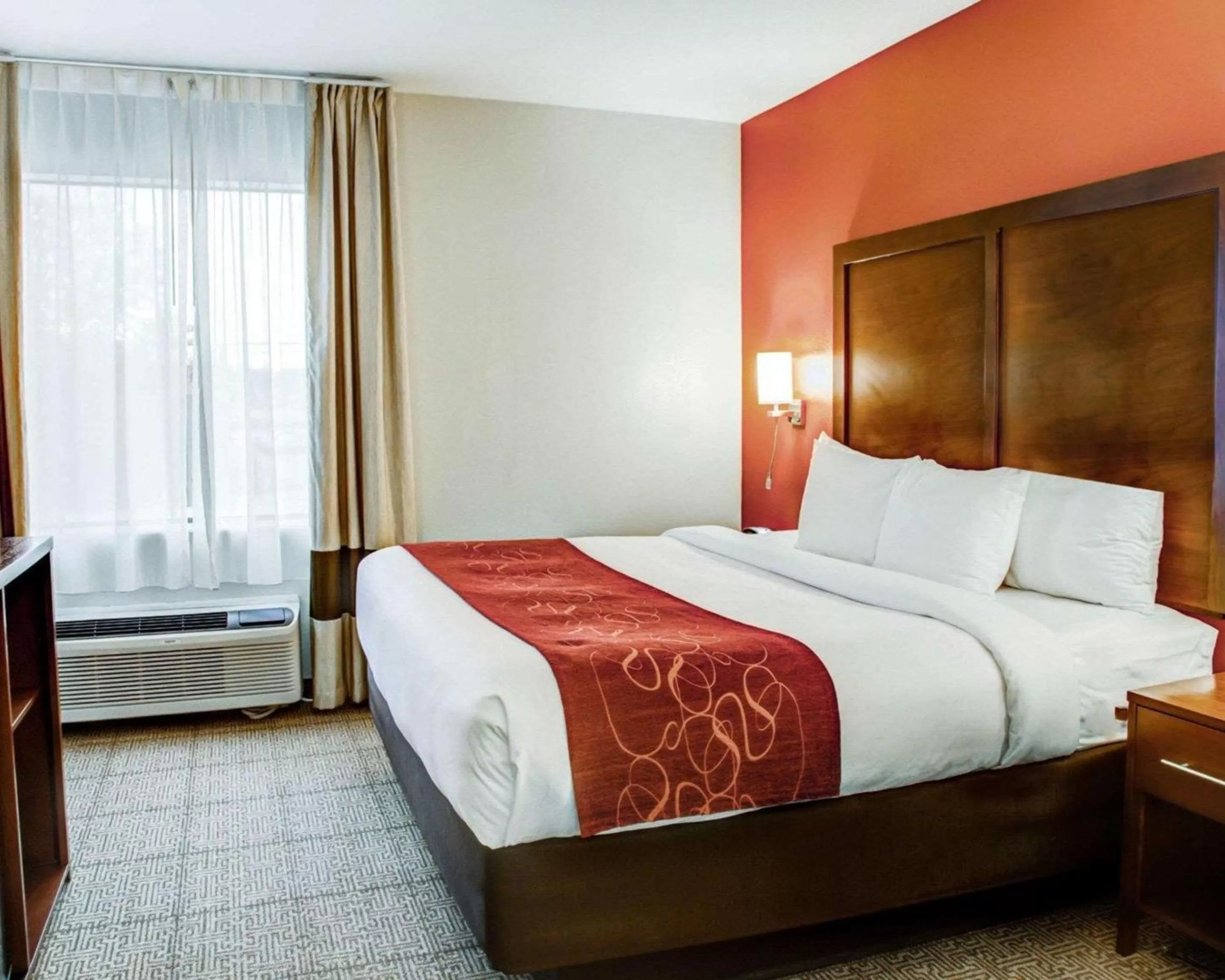 Photo of the whole room, Bed in Comfort Suites Tyler South