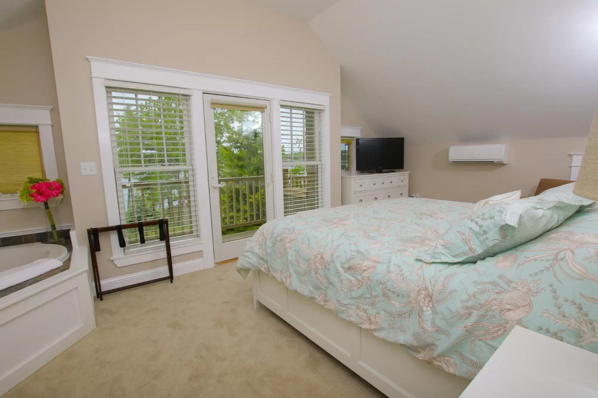 Bed in Sheepscot Harbour Village Resort