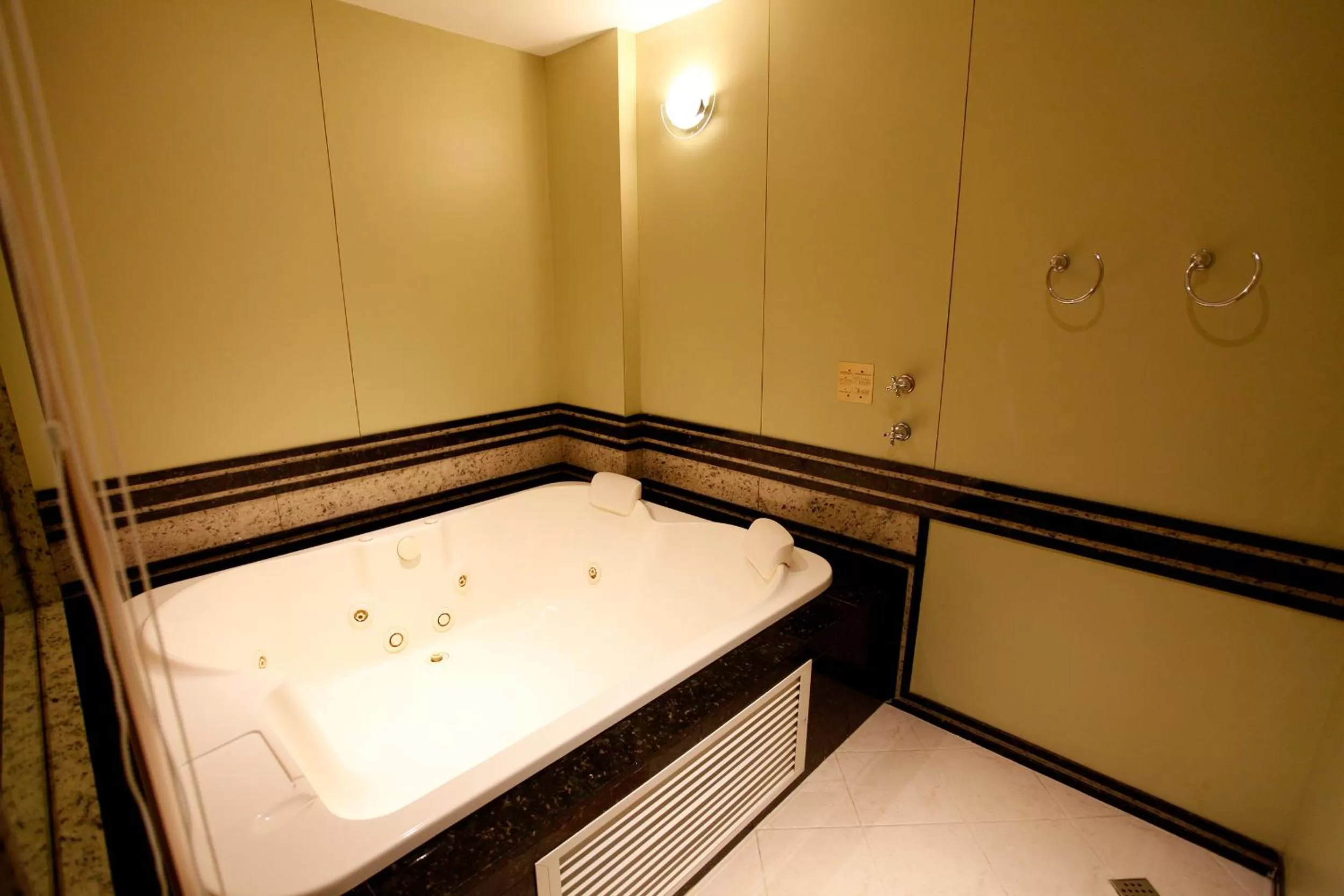 Bathroom, Bed in Elegance Praia Hotel