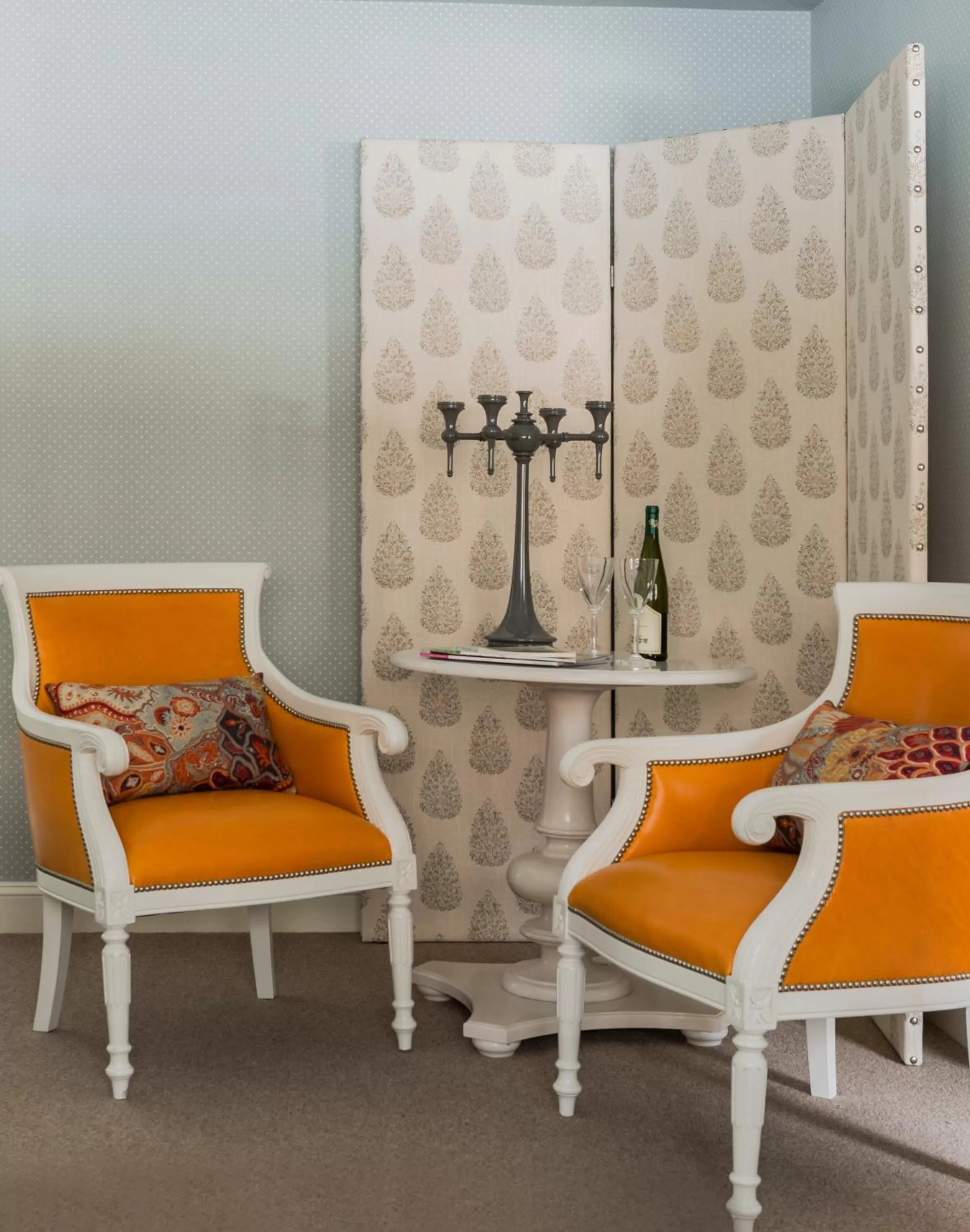 Seating area in The Inn at Hastings Park, Relais & Châteaux