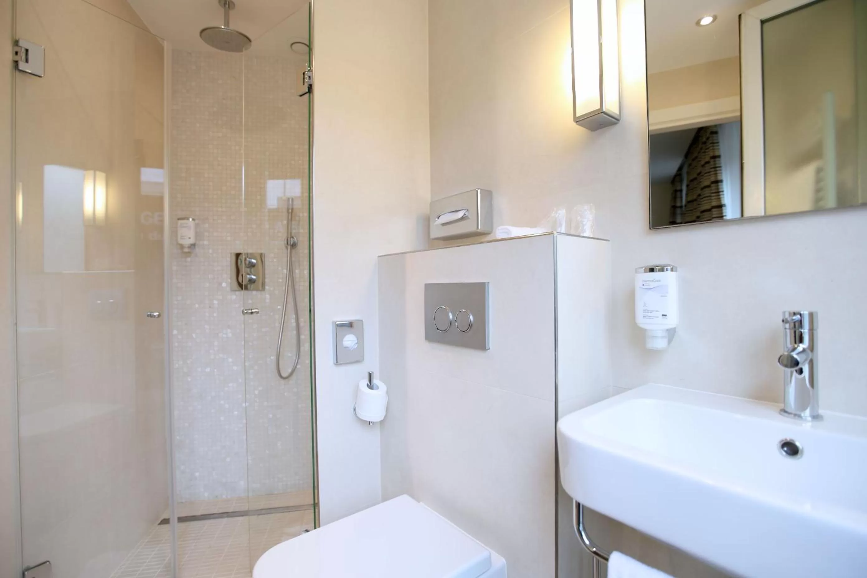 Bathroom in Waldorf Montparnasse