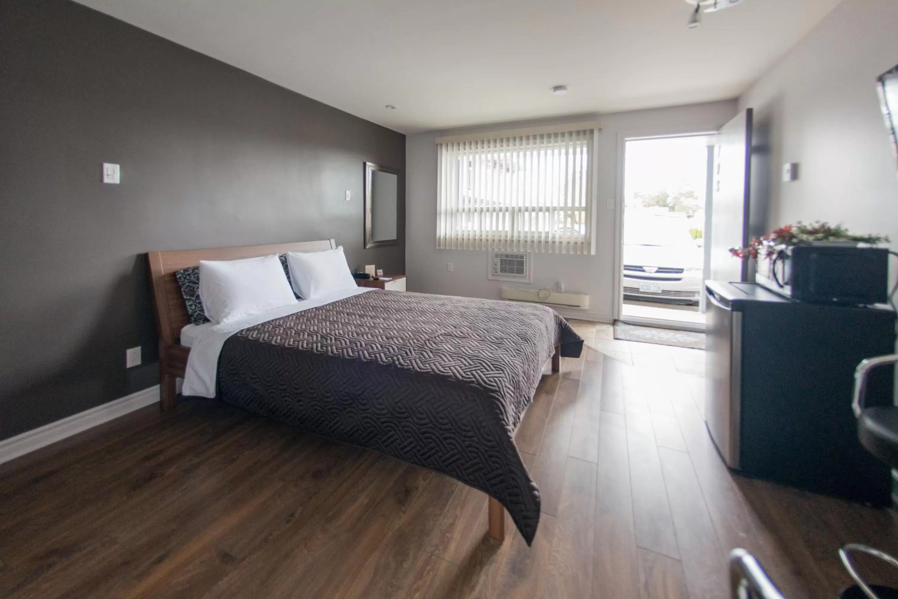 Photo of the whole room, Bed in Auberge St. Jacques