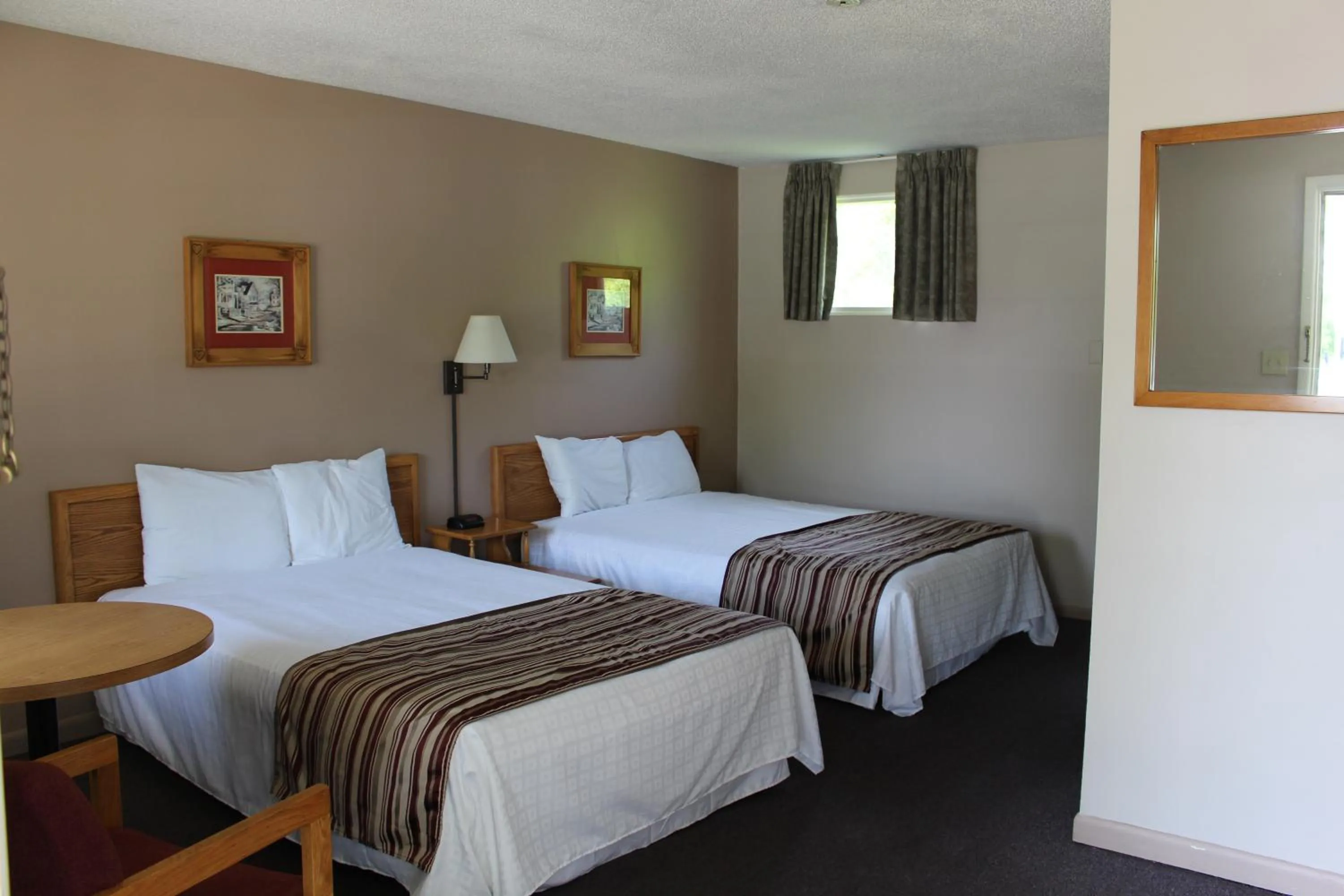 Photo of the whole room in Colonial Resort-1000Islands