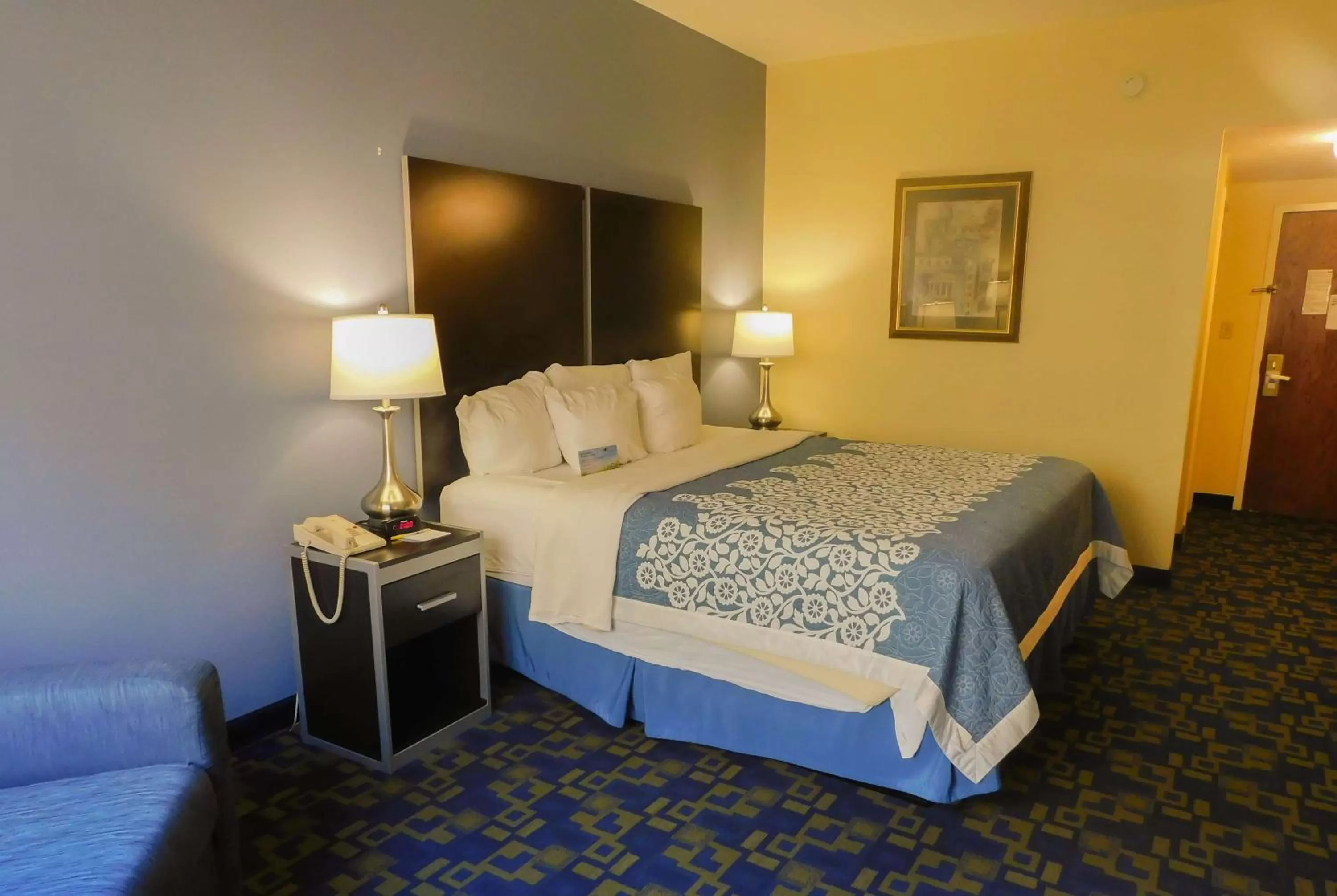 Photo of the whole room, Bed in Days Inn & Suites by Wyndham Pocahontas