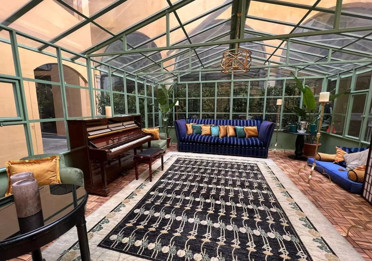 Restaurant/places to eat in Hotel Number Nine