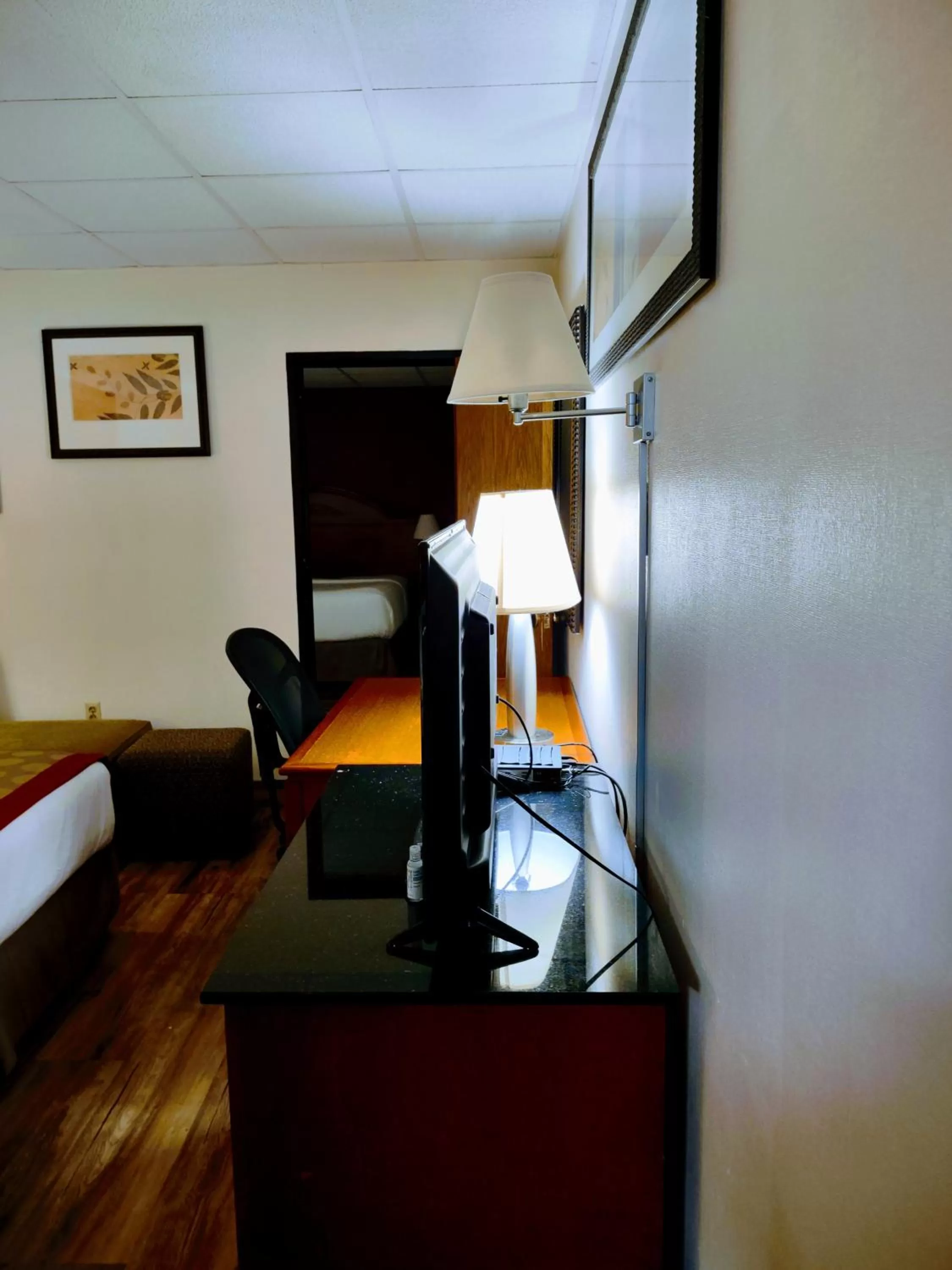 TV and multimedia, Bed in Ramada by Wyndham Albert Lea