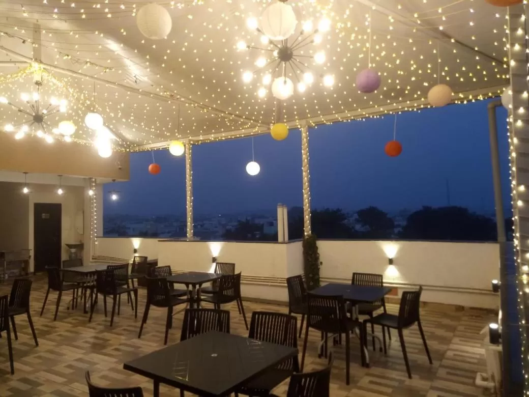 Restaurant/places to eat in Hotel Golden Bliss