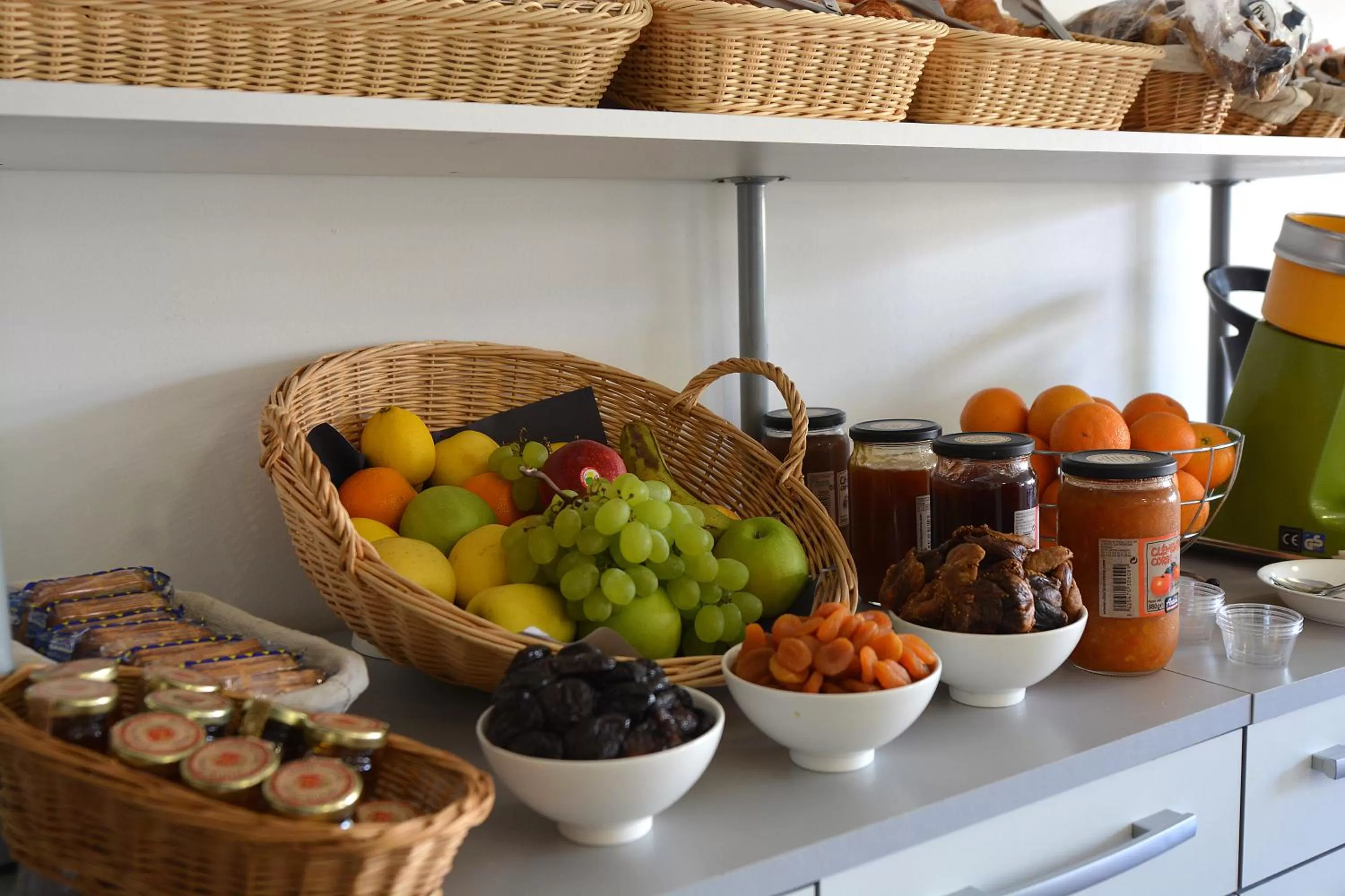 Buffet breakfast in Hôtel A Madonetta