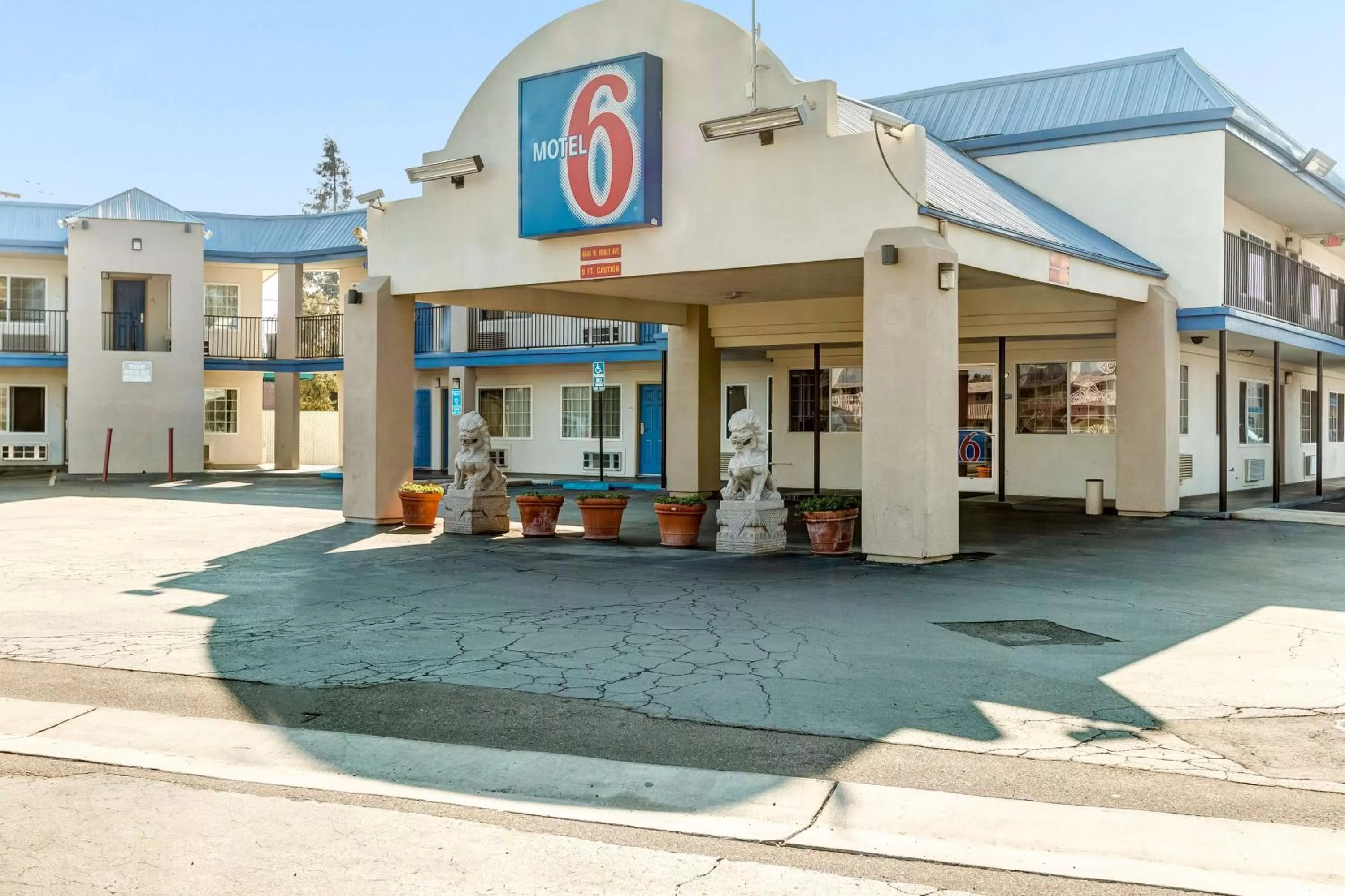Property building in Motel 6-Visalia, CA