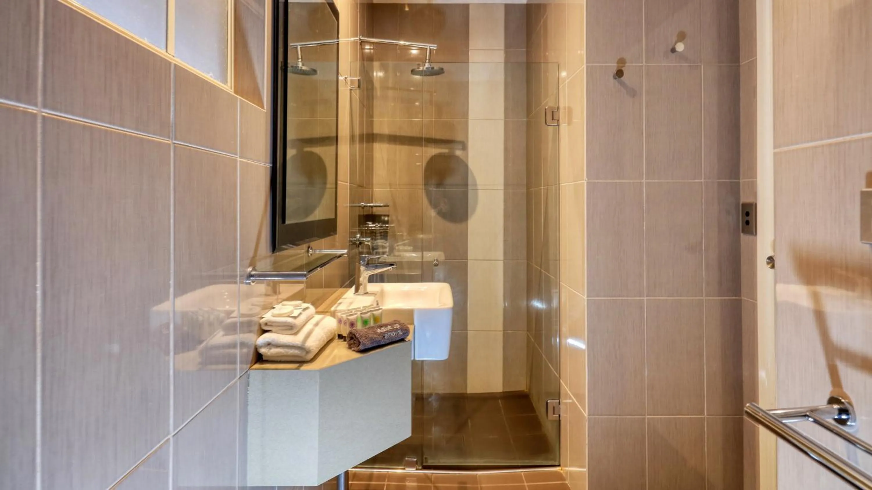 Shower in Charles Rasp Motor Inn & Cottages