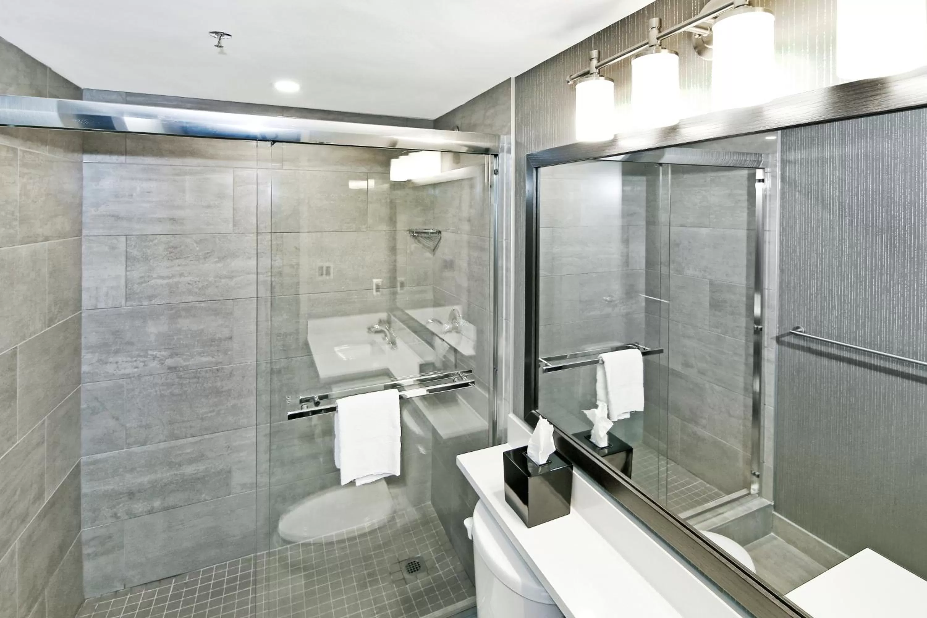 Shower in Best Western Plus Banff International Lodge