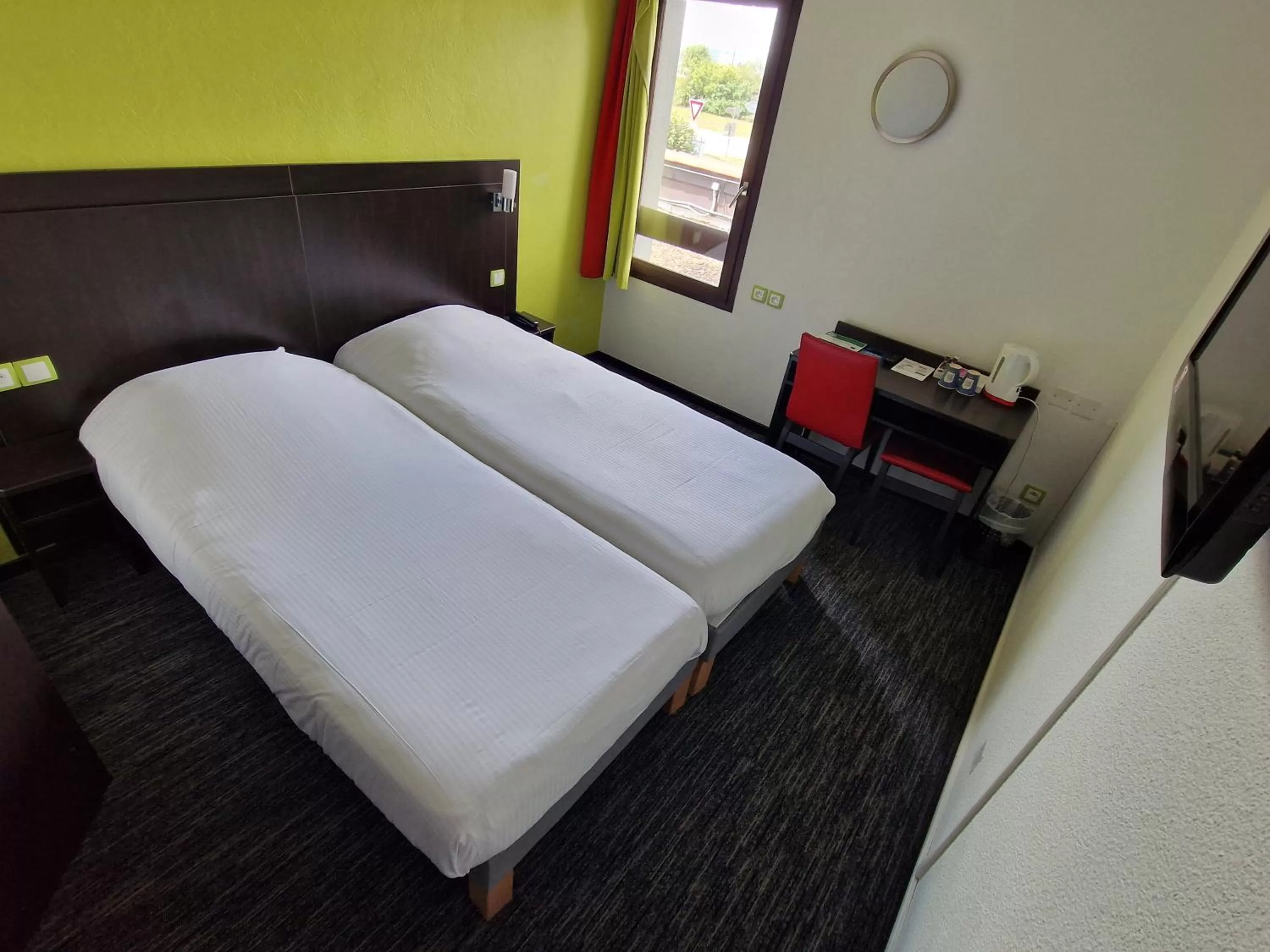 Bedroom, Bed in Kyriad Montluçon - Saint Victor