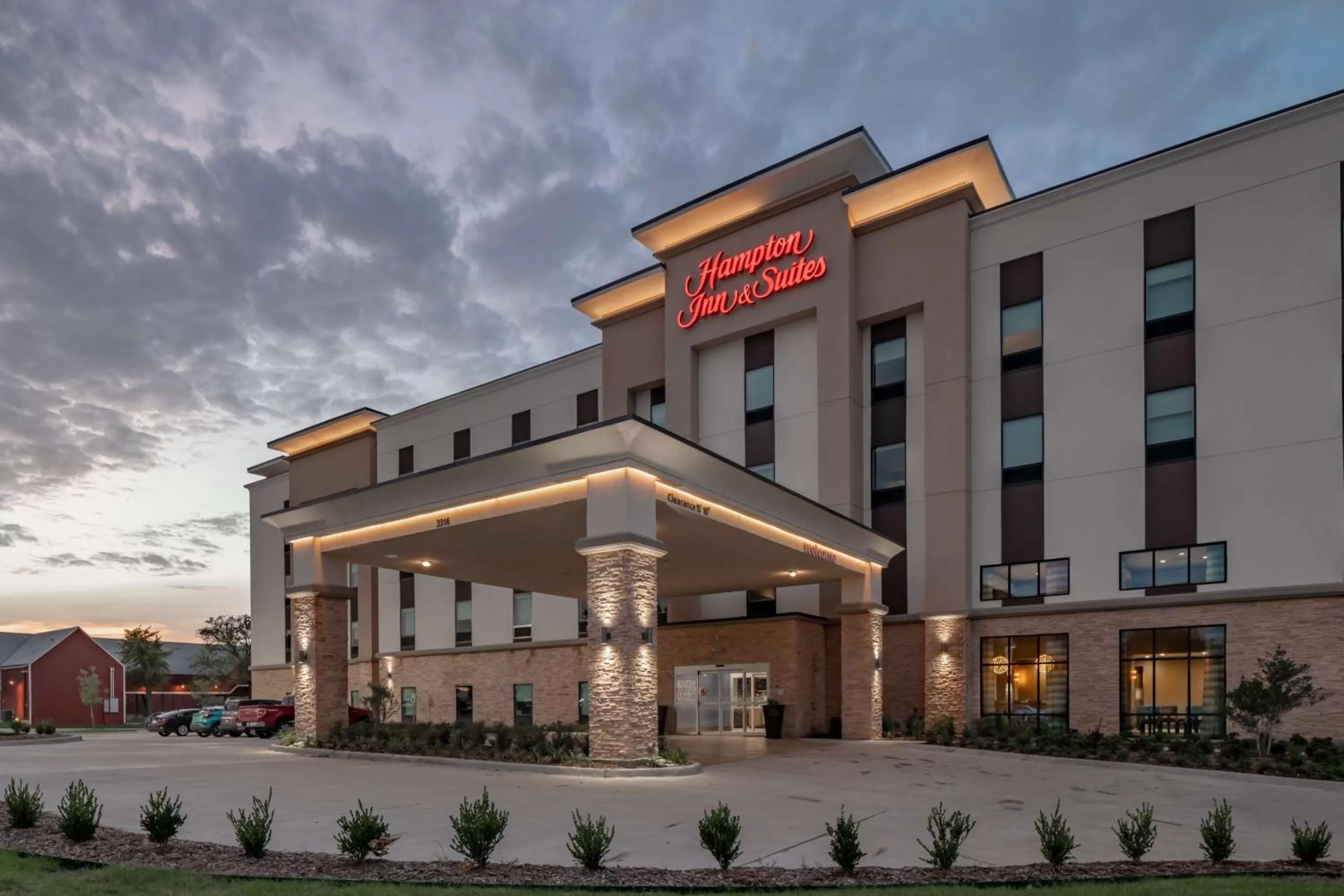 Property building in Hampton Inn & Suites Dallas/Plano Central