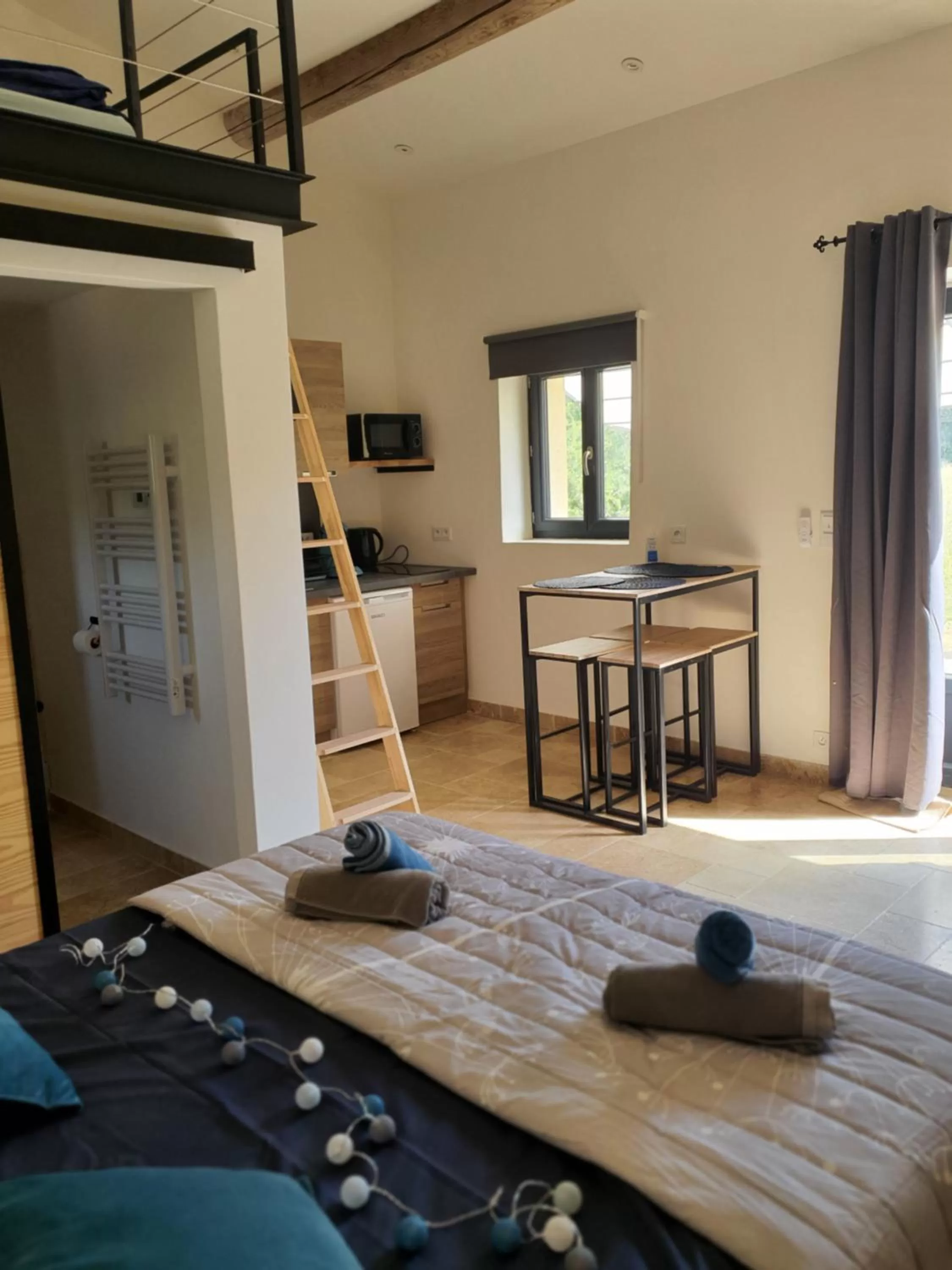 Bed in Bastide Bellugue Maison d'hôtes réseau Bienvenue à La Ferme à 3 minutes de Lourmarin