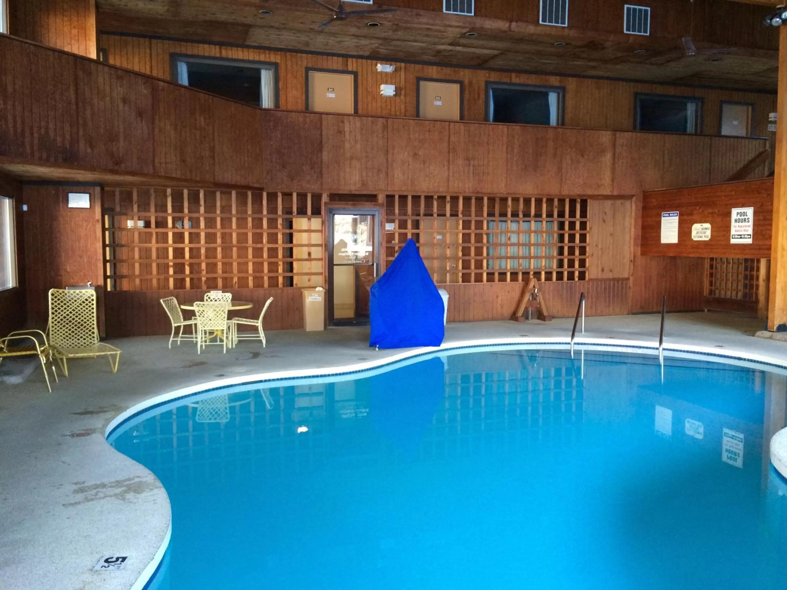 Swimming pool in Cedar Motor Inn